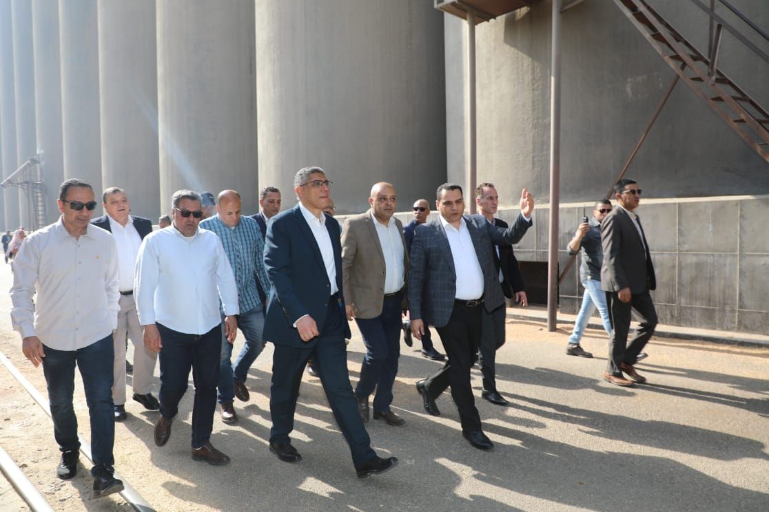 محافظ الجيزة يتفقد صومعة إمبابة لمتابعة انتظام توريد وتخزين محصول القمح (2) محافظ الجيزة يتفقد صومعة إمبابة لمتابعة انتظام توريد وتخزين محصول القمح (2)