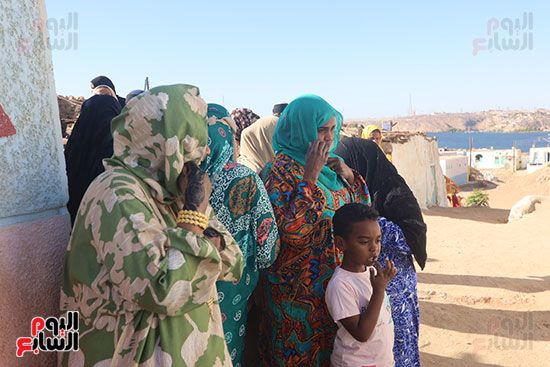 السيدات-يراقبن-عملية-الذبح السيدات-يراقبن-عملية-الذبح