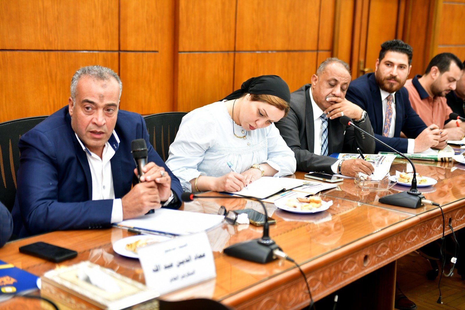 جانب من لقاء المحافظ بالمستثمرين (3) جانب من لقاء المحافظ بالمستثمرين (3)