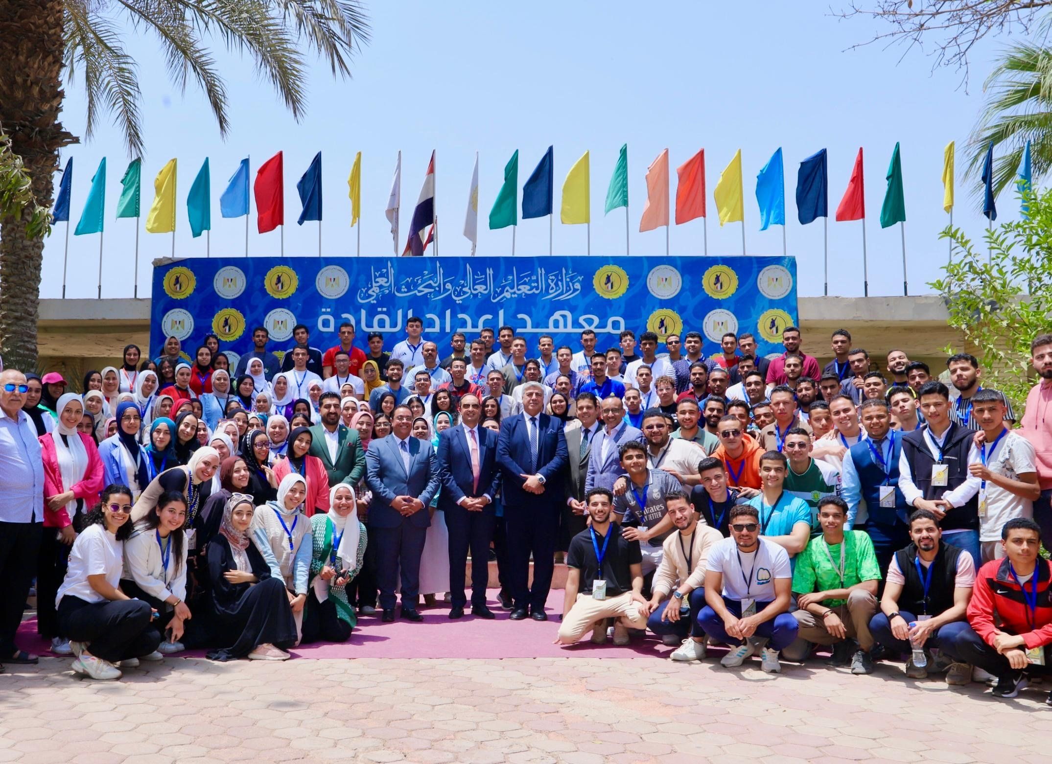 الدكتور عمرو عثمان مدير صندوق مكافحة الإدمان مع الطلاب الدكتور عمرو عثمان مدير صندوق مكافحة الإدمان مع الطلاب