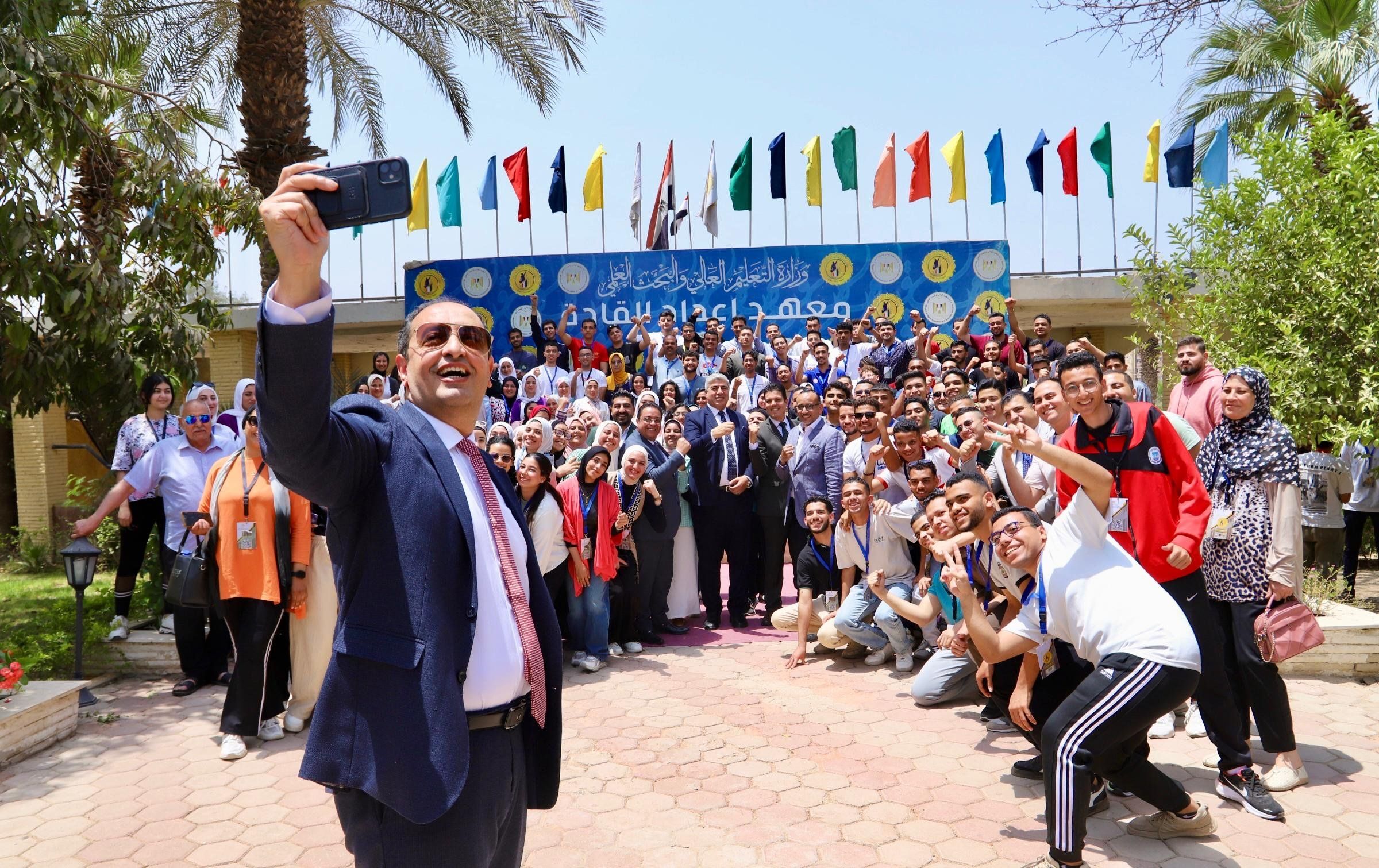 الدكتور عمرو عثمان مدير صندوق مكافحة الإدمان مع طلاب الجامعات الدكتور عمرو عثمان مدير صندوق مكافحة الإدمان مع طلاب الجامعات