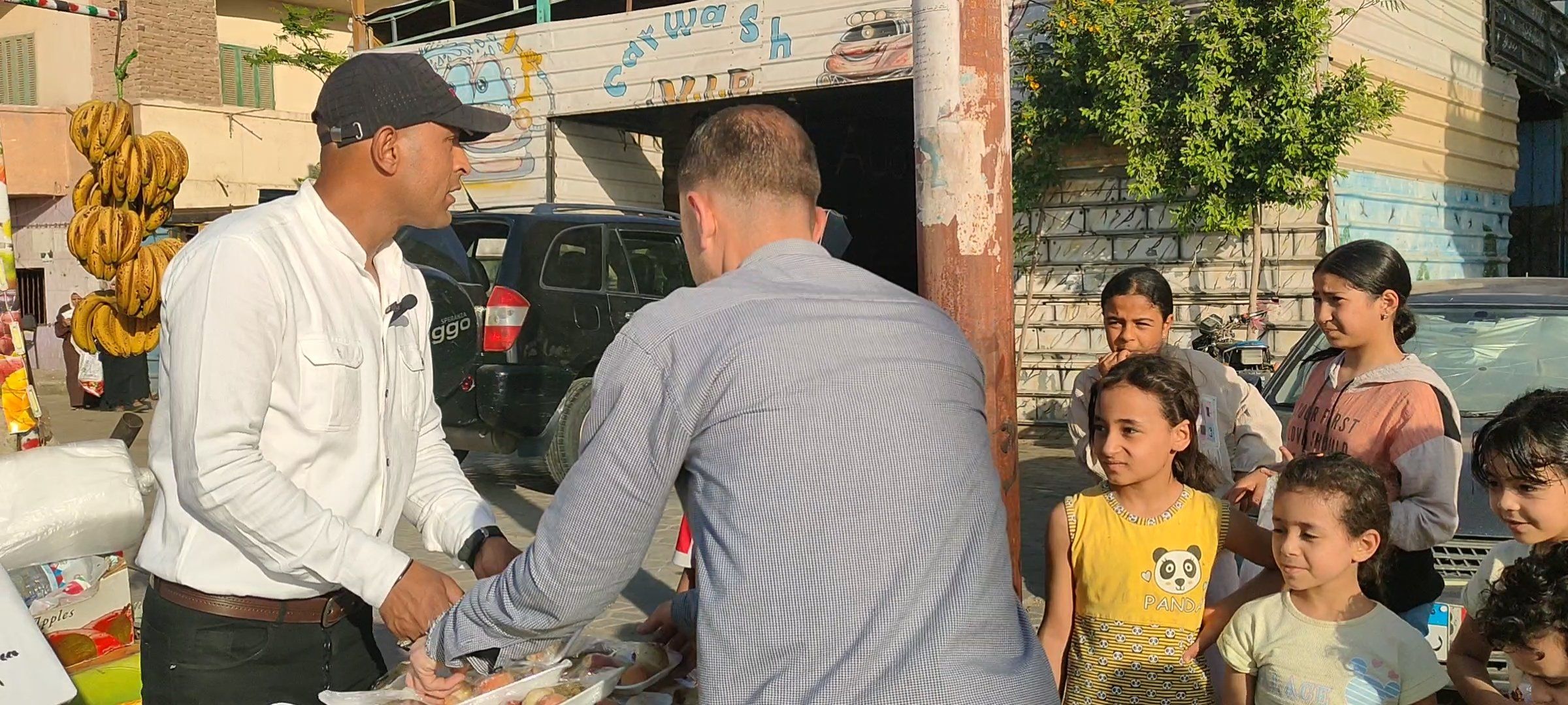 بائع فاكهة يوزع 150 طبق صدقة على روح طالبة علوم الزقازيق بائع فاكهة يوزع 150 طبق صدقة على روح طالبة علوم الزقازيق