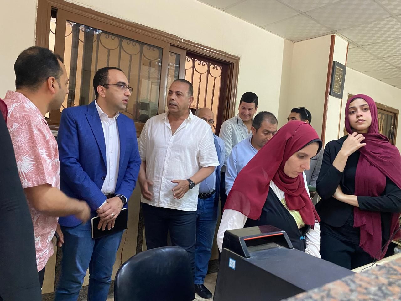جانب من الاجتماع والمتابعة (1) جانب من الاجتماع والمتابعة (1)