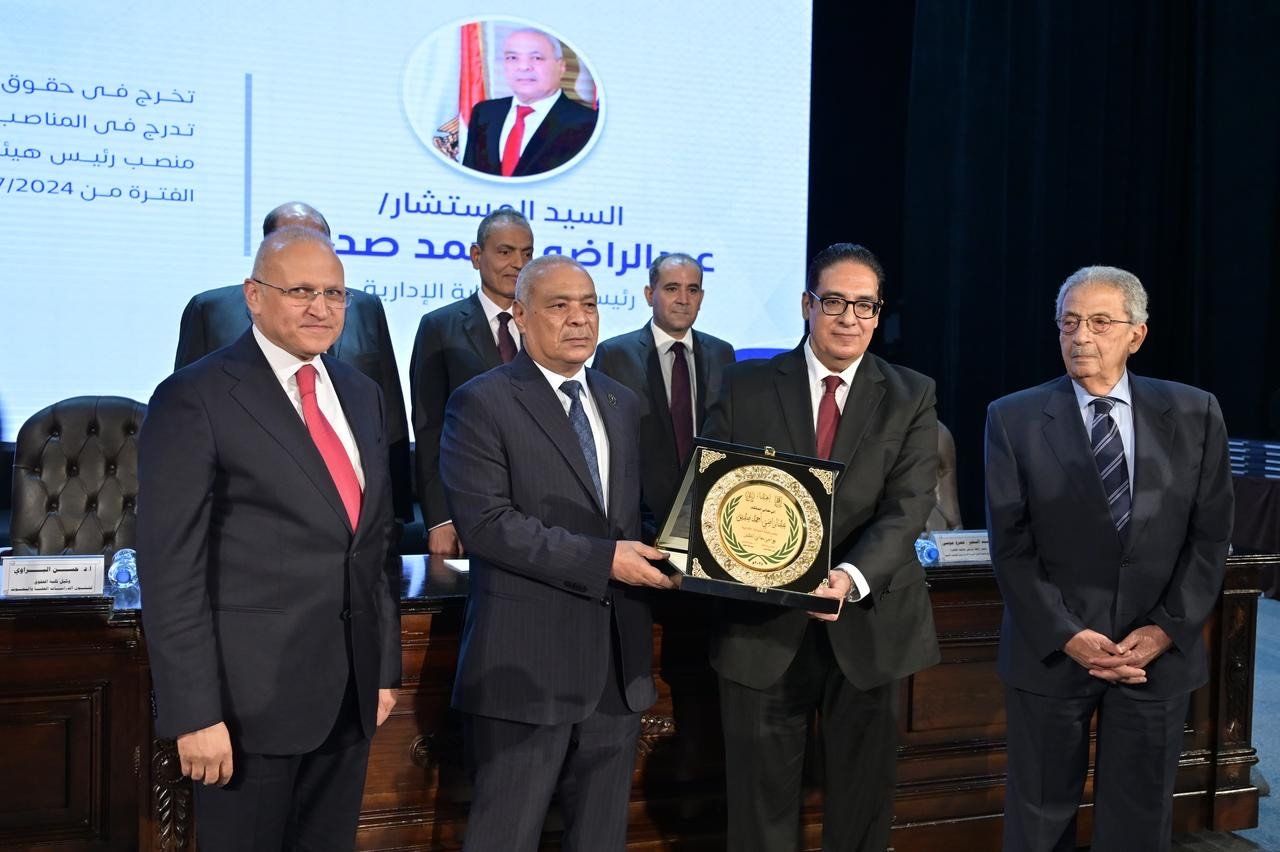 جانب من تسليم دروع الجامعة لرؤساء الهيئات القضائية جانب من تسليم دروع الجامعة لرؤساء الهيئات القضائية