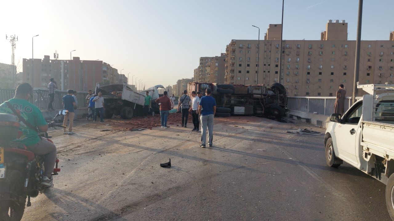 انقلاب سيارة نقل بالطريق الدائرى (1) انقلاب سيارة نقل بالطريق الدائرى (1)