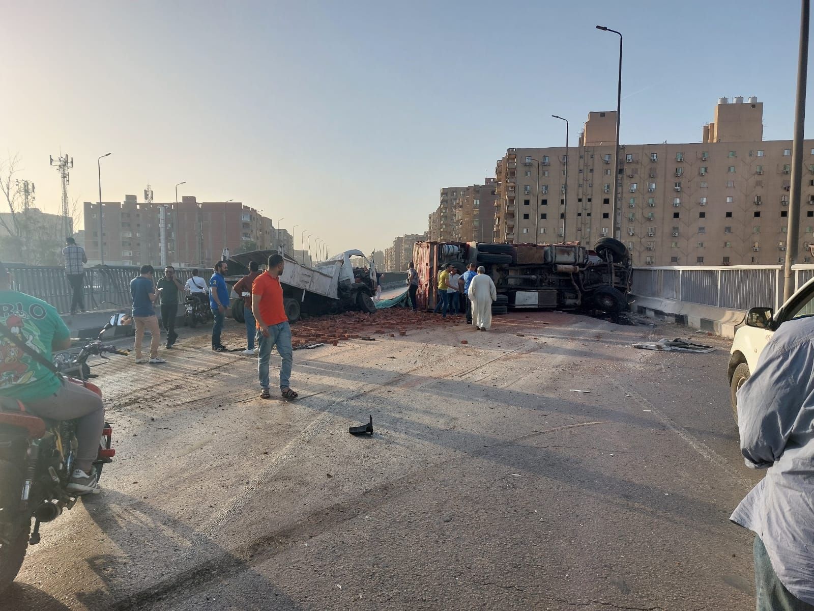 انقلاب سيارة نقل بالطريق الدائرى (2) انقلاب سيارة نقل بالطريق الدائرى (2)