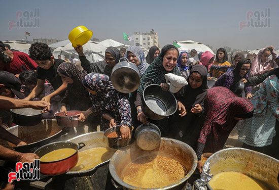 نازحون فلسطينيون يستلمون مساعدات غذائية في جباليا، شمال غزة نازحون فلسطينيون يستلمون مساعدات غذائية في جباليا، شمال غزة