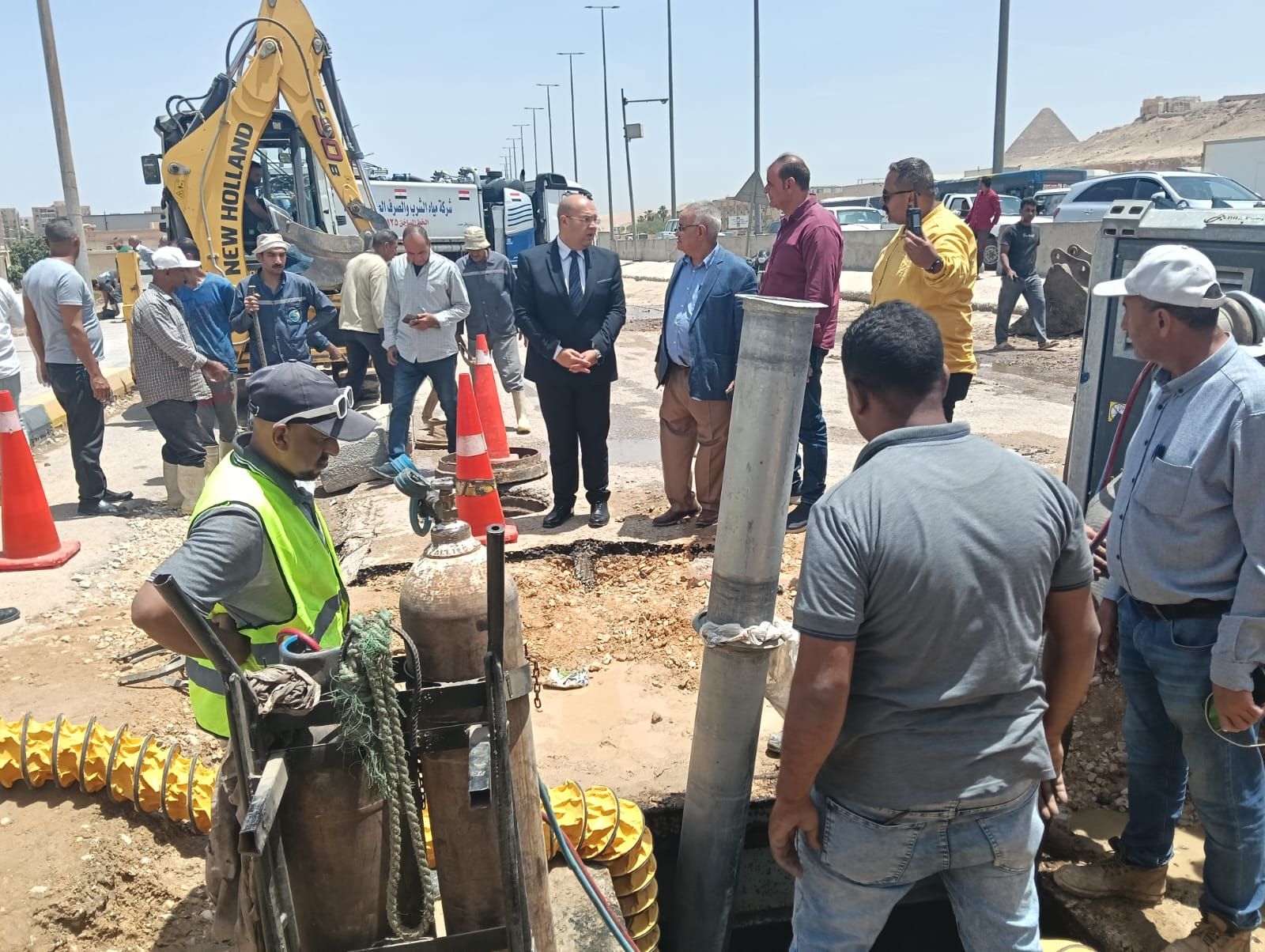 نائب محافظ الجيزة يتفقد أعمال إصلاح خط المياه بهضبة الأهرام (4) نائب محافظ الجيزة يتفقد أعمال إصلاح خط المياه بهضبة الأهرام (4)