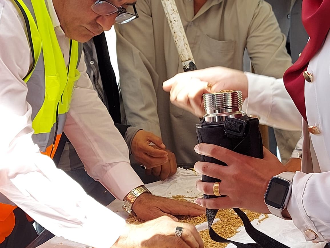 وضع العينة فى جهاز القياس وضع العينة فى جهاز القياس