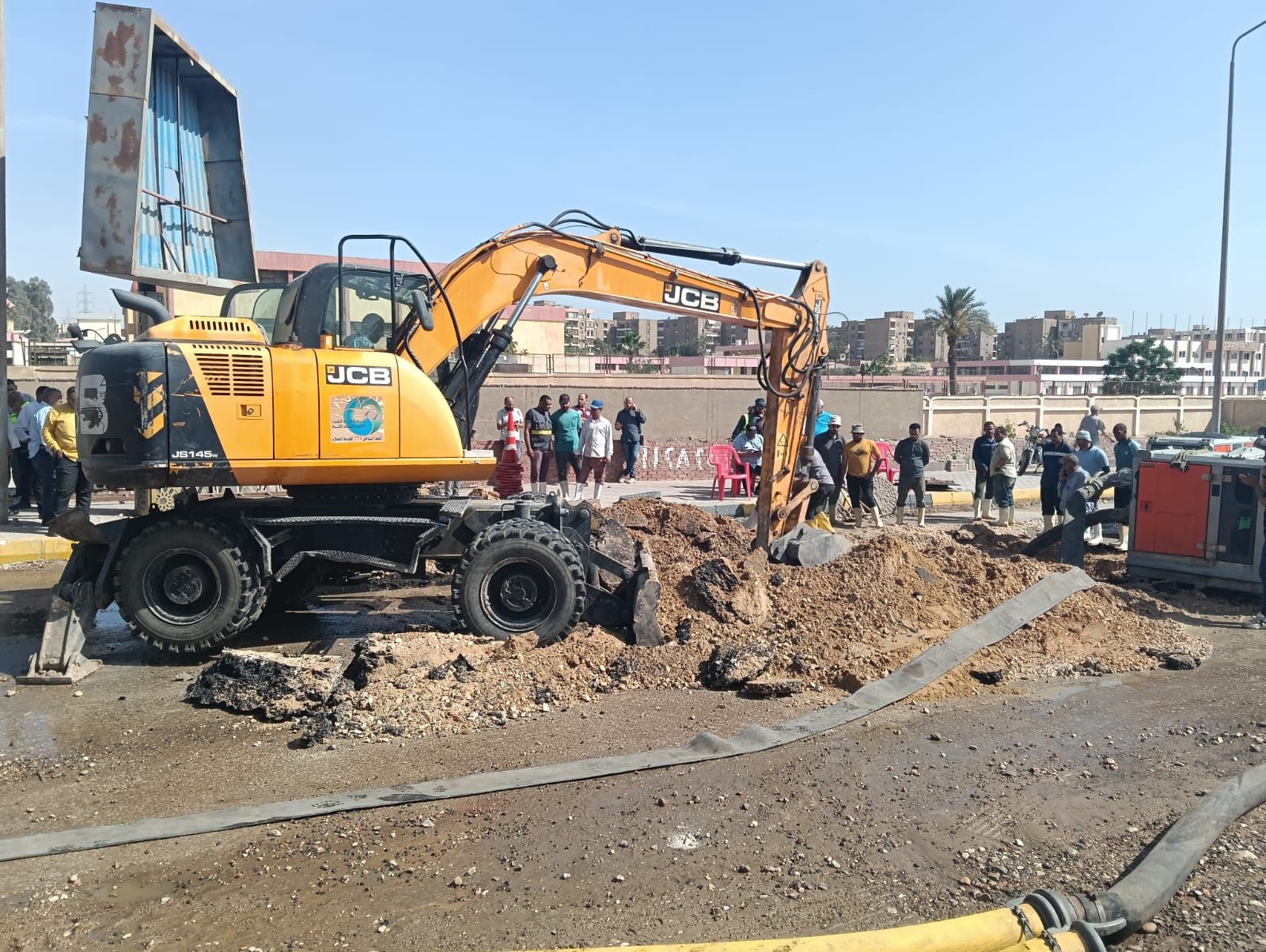 نائب محافظ الجيزة يتفقد أعمال إصلاح خط المياه بهضبة الأهرام (6) نائب محافظ الجيزة يتفقد أعمال إصلاح خط المياه بهضبة الأهرام (6)