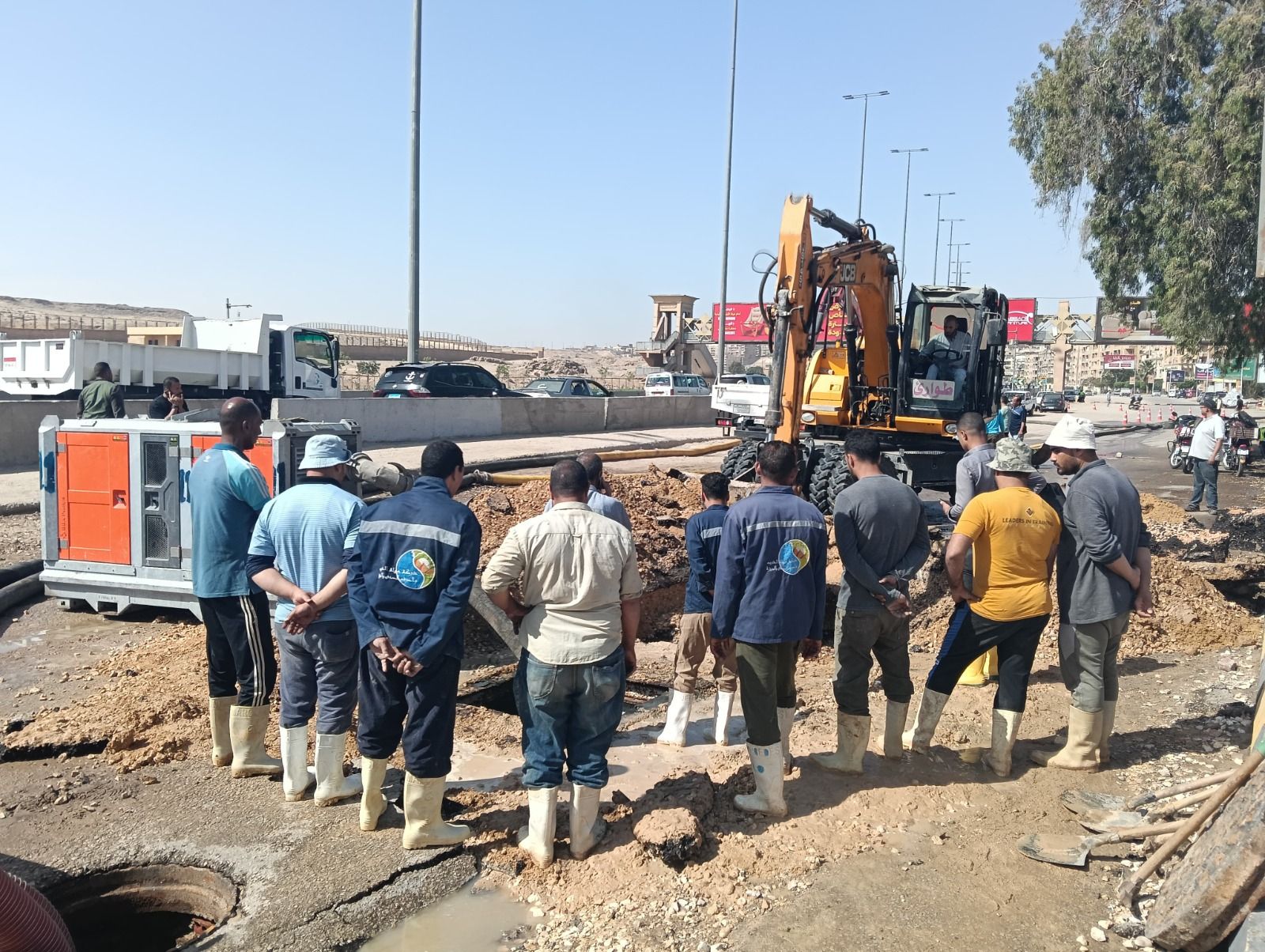 نائب محافظ الجيزة يتفقد أعمال إصلاح خط المياه بهضبة الأهرام (2) نائب محافظ الجيزة يتفقد أعمال إصلاح خط المياه بهضبة الأهرام (2)