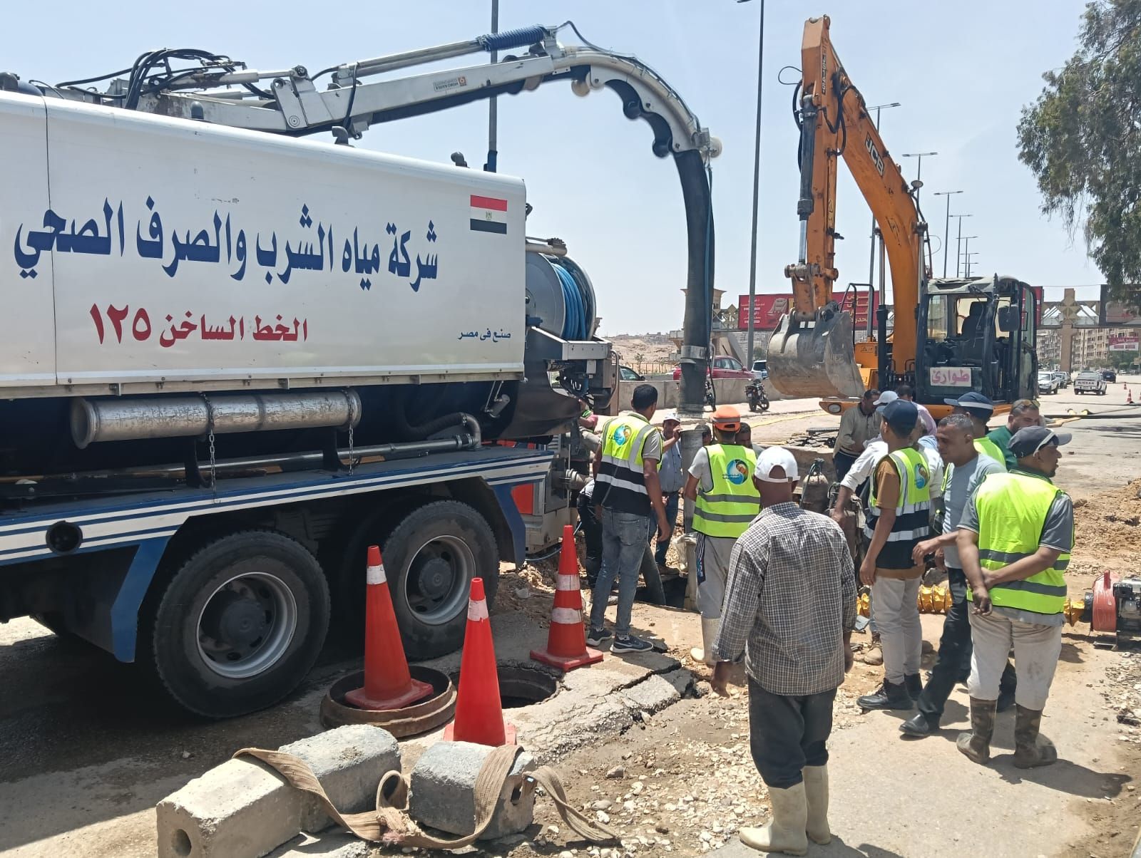 نائب محافظ الجيزة يتفقد أعمال إصلاح خط المياه بهضبة الأهرام (3) نائب محافظ الجيزة يتفقد أعمال إصلاح خط المياه بهضبة الأهرام (3)