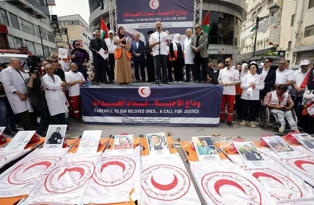 مسيرة الهلال الأحمر الفلسطيني في رام الله للمطالبة بحماية الطواقم الطبية - إذاعة صوت فلسطين