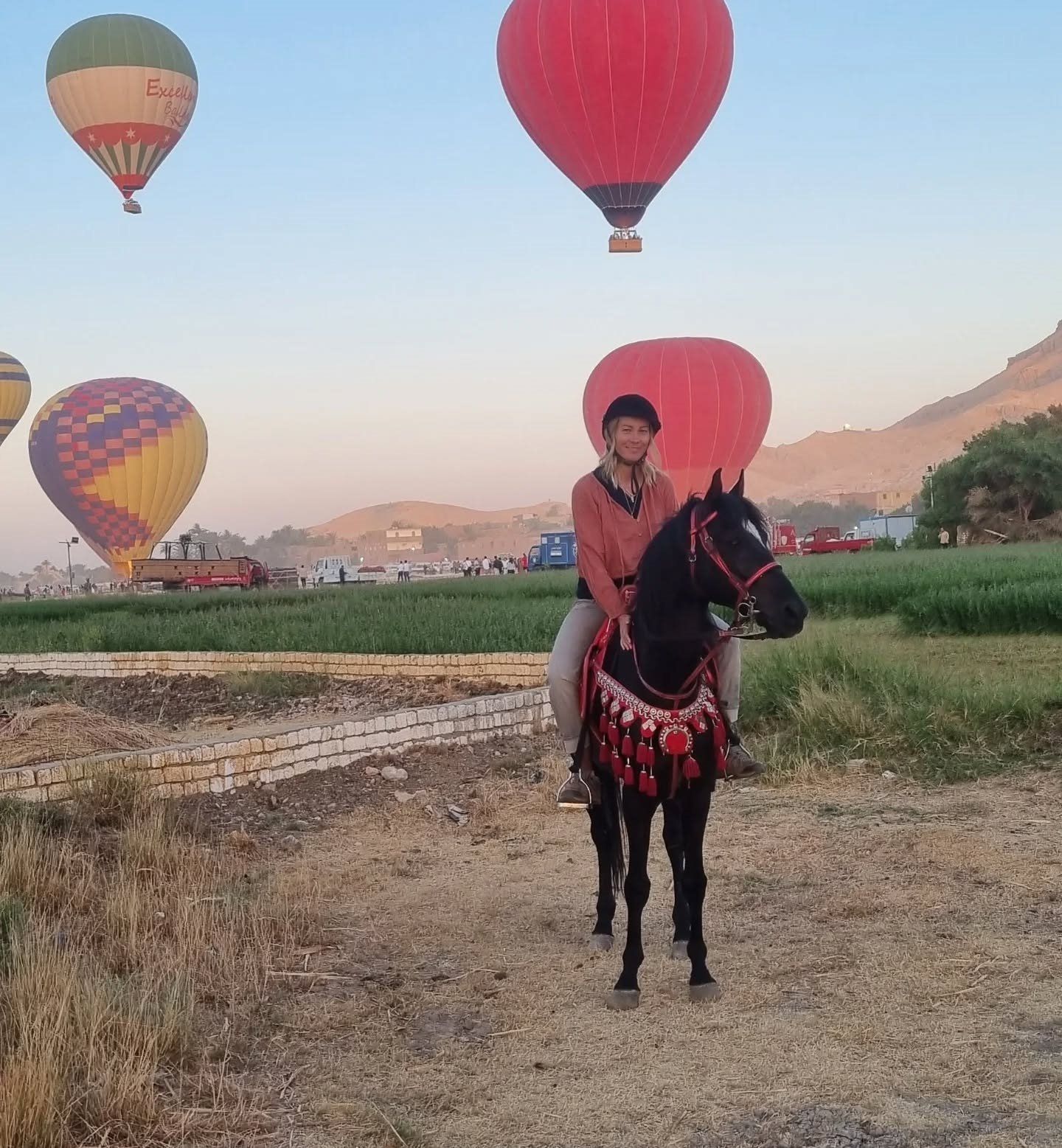 سائحة على الخيل وقت تحليق البالون الطائر غرب الأقصر سائحة على الخيل وقت تحليق البالون الطائر غرب الأقصر