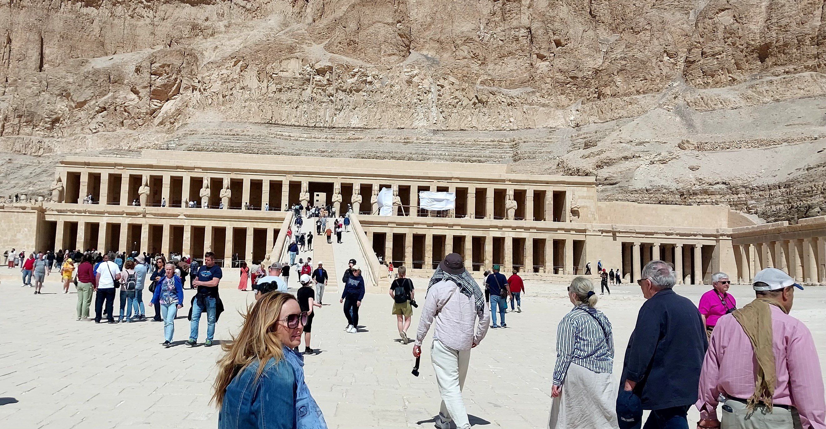 الإقبال السياحى على معبد الملكة حتشبسوت الإقبال السياحى على معبد الملكة حتشبسوت