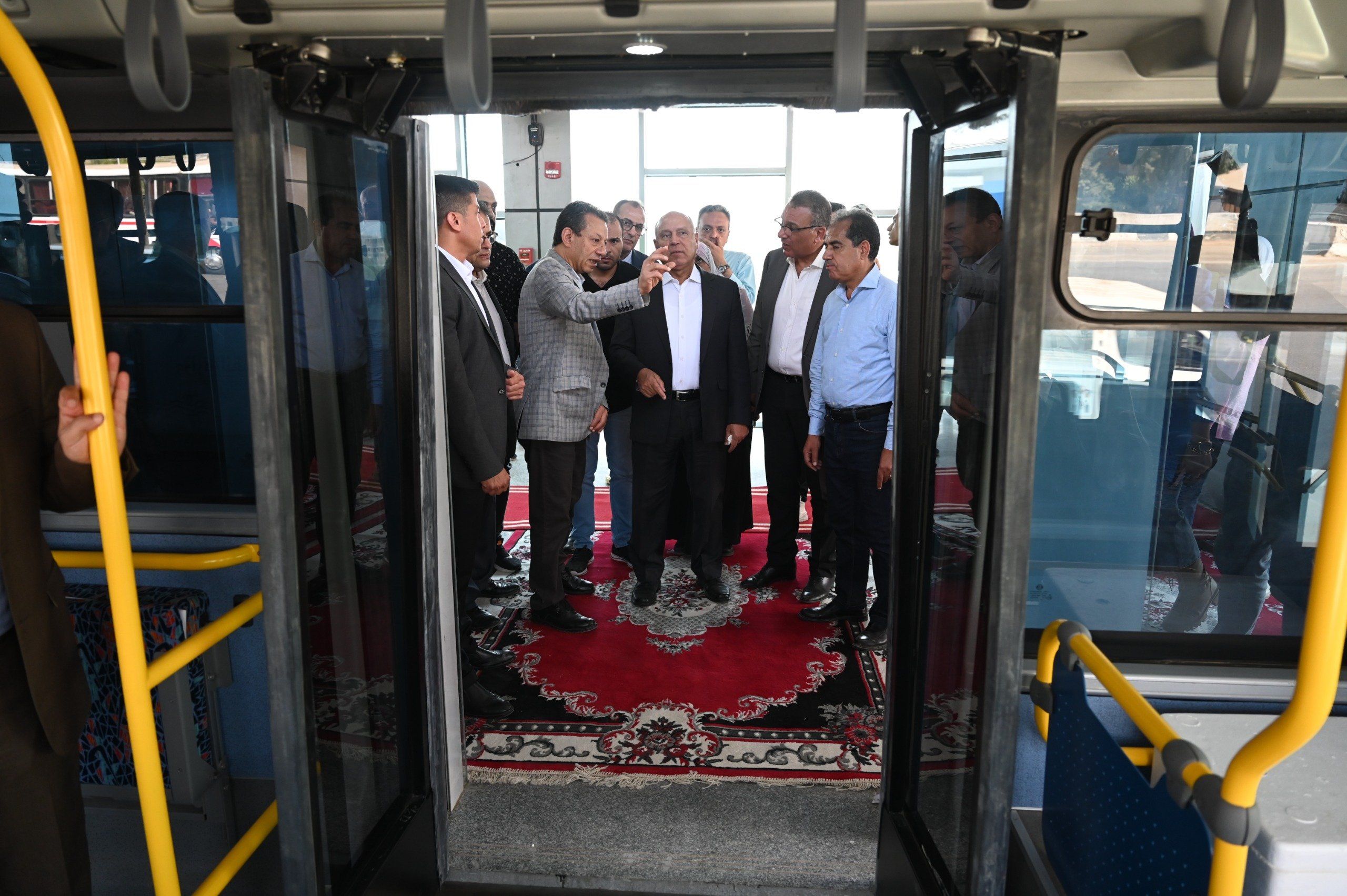 ابواب زجاجية تفتح مع باب الاتوبيس ابواب زجاجية تفتح مع باب الاتوبيس