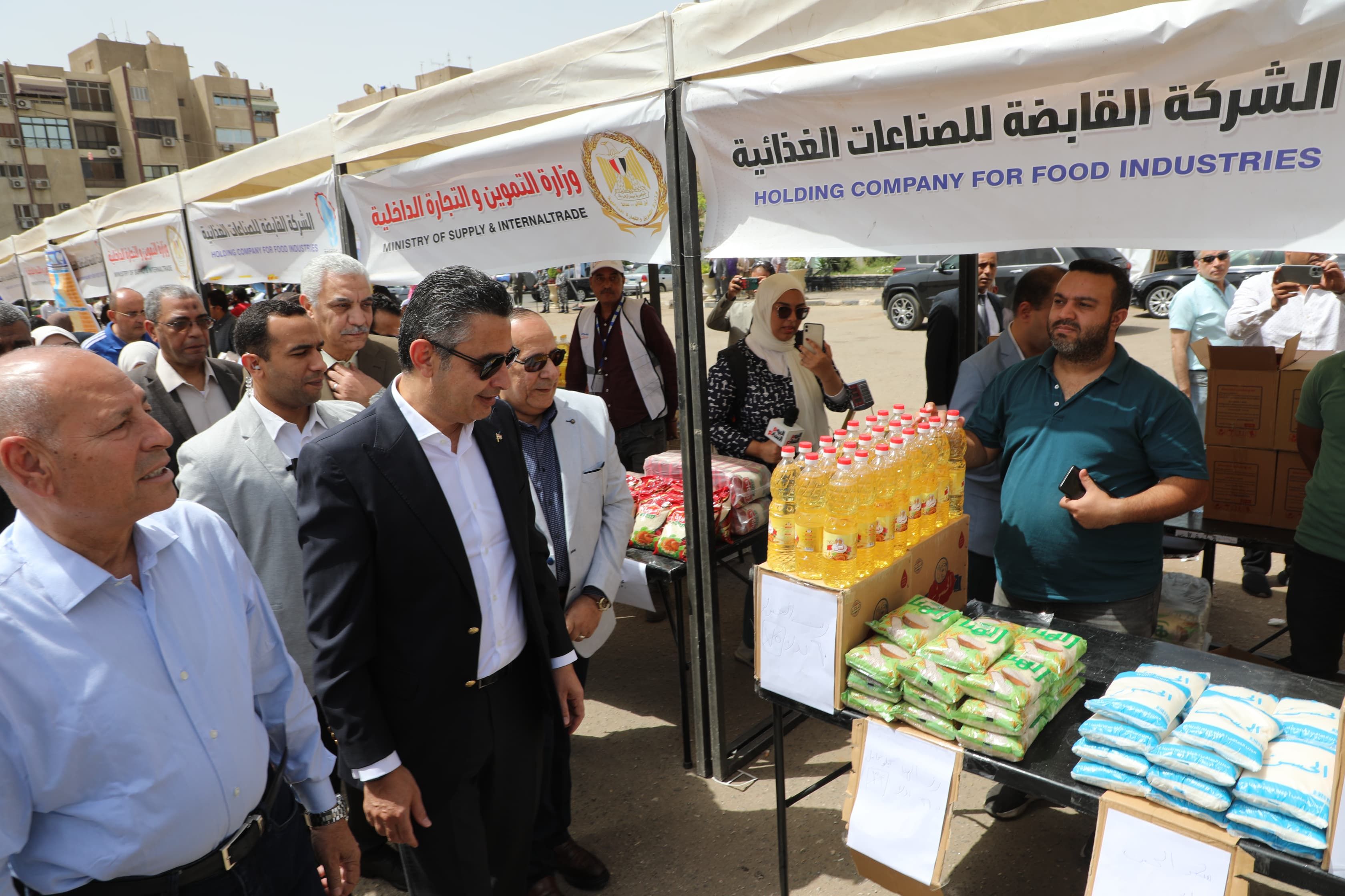 محافظ القاهرة ووزير التموين يتفقدان سوق اليوم الواحد بمدينة نصر (3) محافظ القاهرة ووزير التموين يتفقدان سوق اليوم الواحد بمدينة نصر (3)