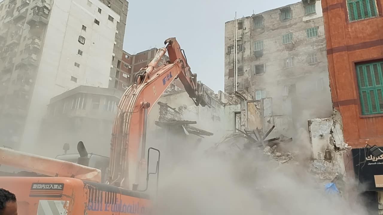 إزالة عقار آيل للسقوط في الجمرك بالإسكندرية إزالة عقار آيل للسقوط في الجمرك بالإسكندرية