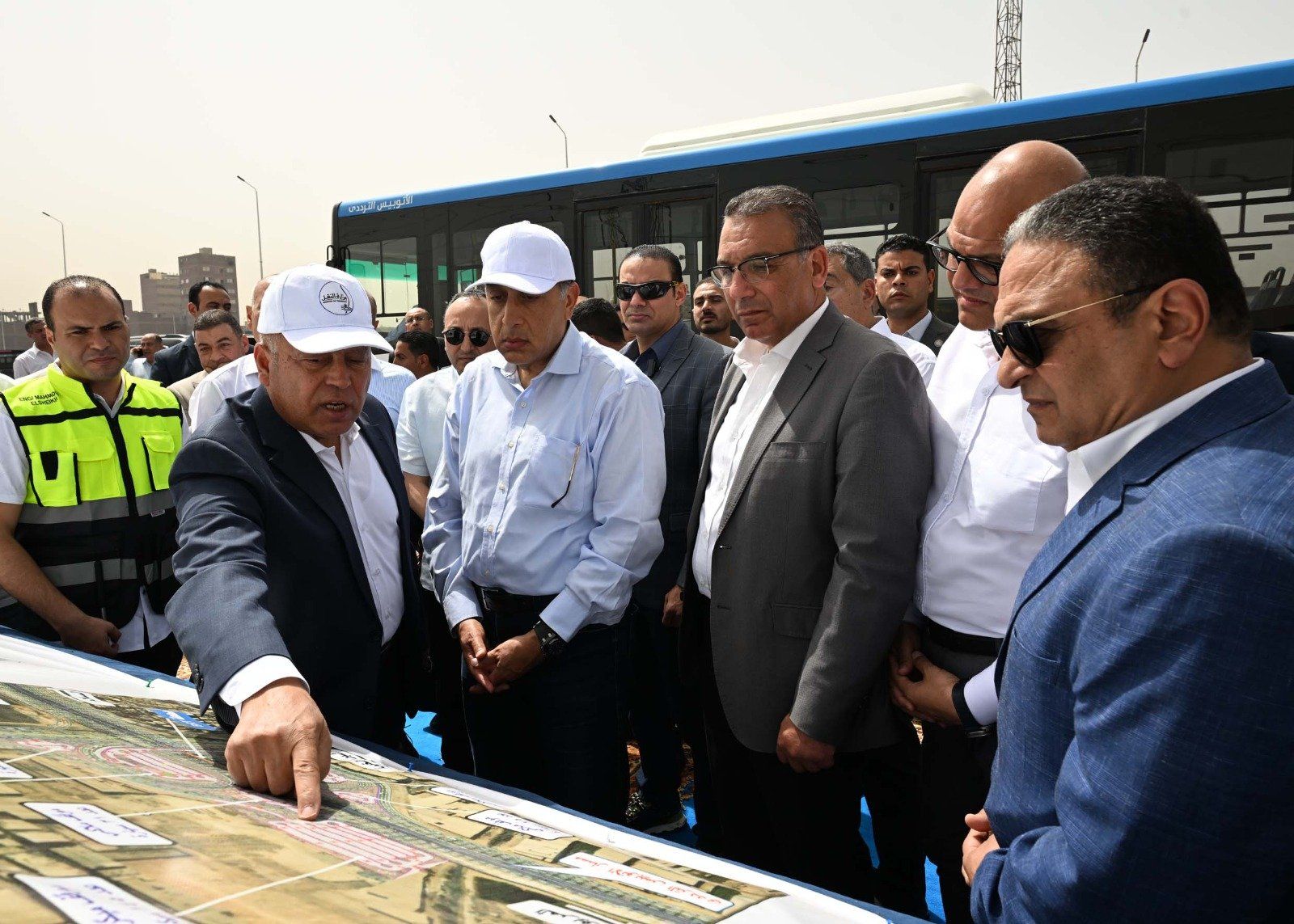 رئيس الوزراء يستمع لشرح كامل الوزير رئيس الوزراء يستمع لشرح كامل الوزير