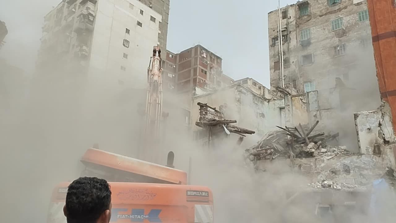لحظة إزالة عقار قديم في الإسكندرية لحظة إزالة عقار قديم في الإسكندرية