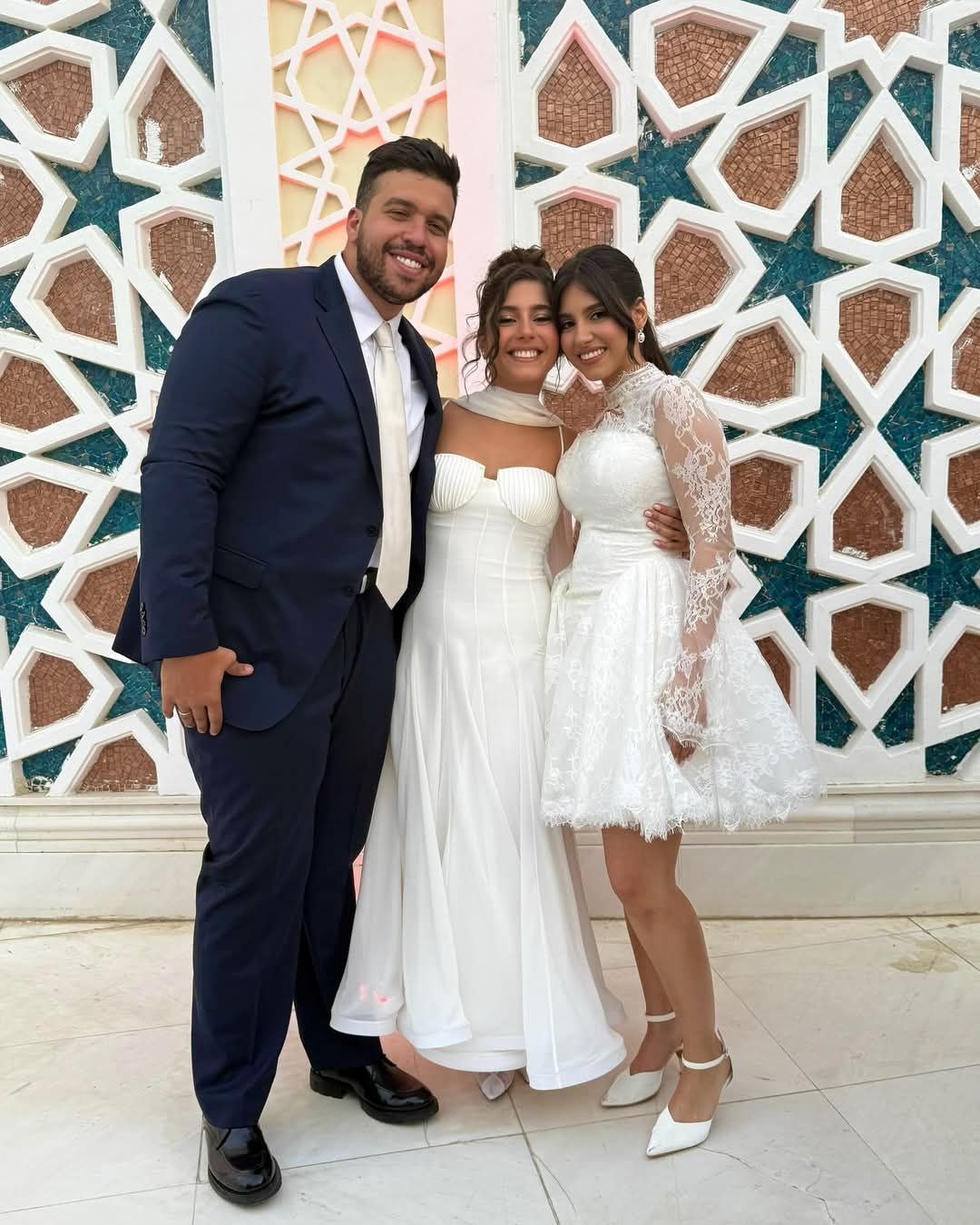 مايان السيد مع العروسين مايان السيد مع العروسين