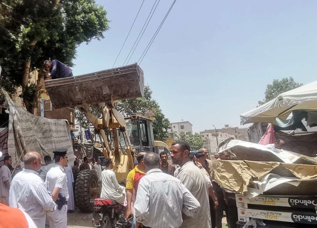 جانب من حملة إزالة ورفع الإشغالات بمدينة إدفو جانب من حملة إزالة ورفع الإشغالات بمدينة إدفو