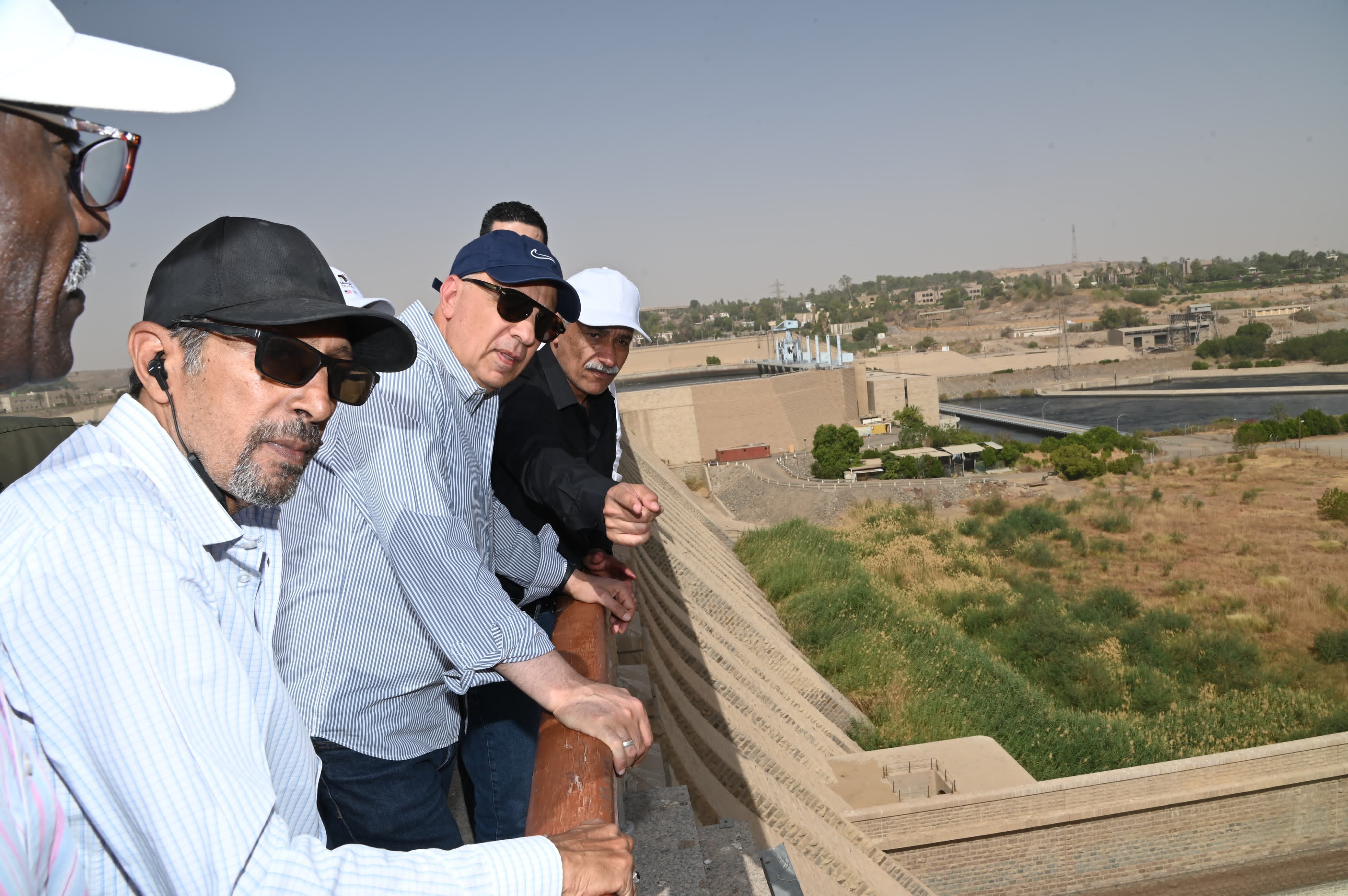 وزير الرى يتقفد خزان أسوان وزير الرى يتقفد خزان أسوان