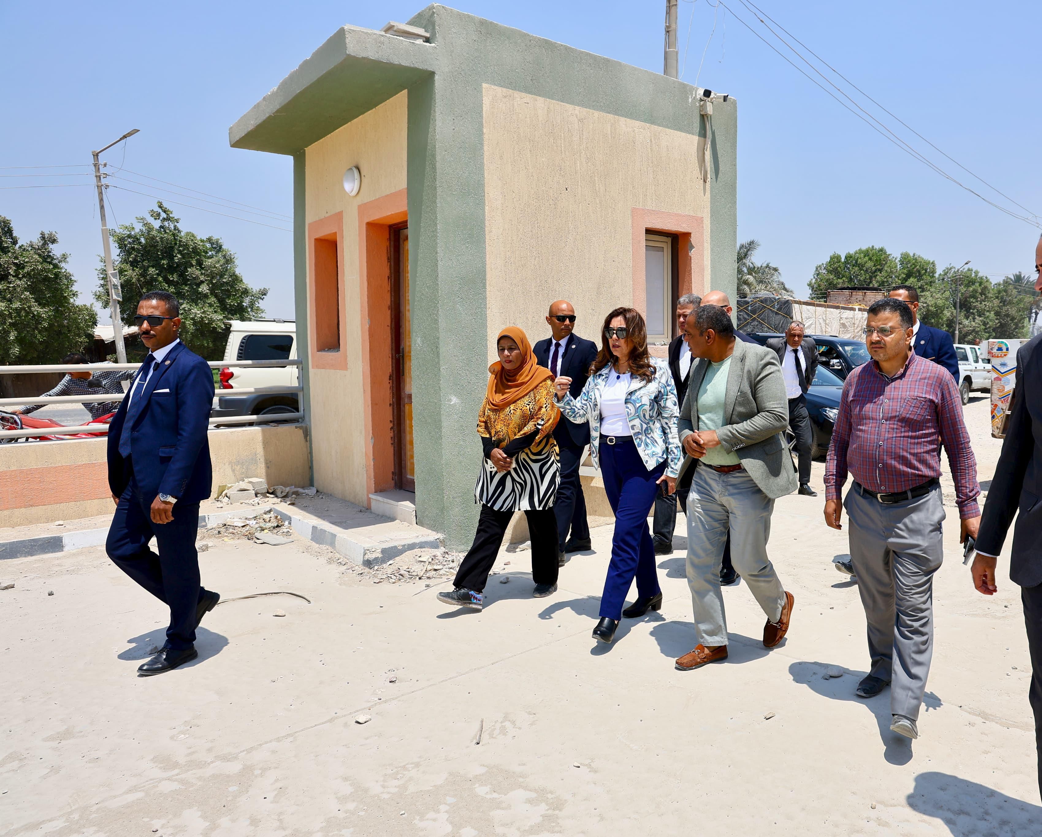وزيرة التنمية المحلية خلال الجولة وزيرة التنمية المحلية خلال الجولة