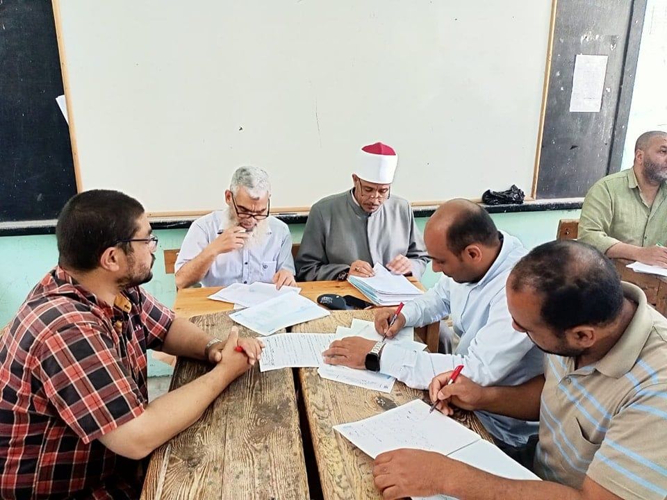 جانب من أعمال التصحيح جانب من أعمال التصحيح