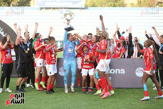 لاعبات الأهلى ترفع الكأس لاعبات الأهلى ترفع الكأس