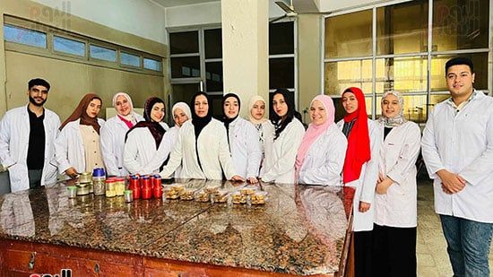 اثناء-تجهيز-المنتجات-بمعمل-الكلية اثناء-تجهيز-المنتجات-بمعمل-الكلية