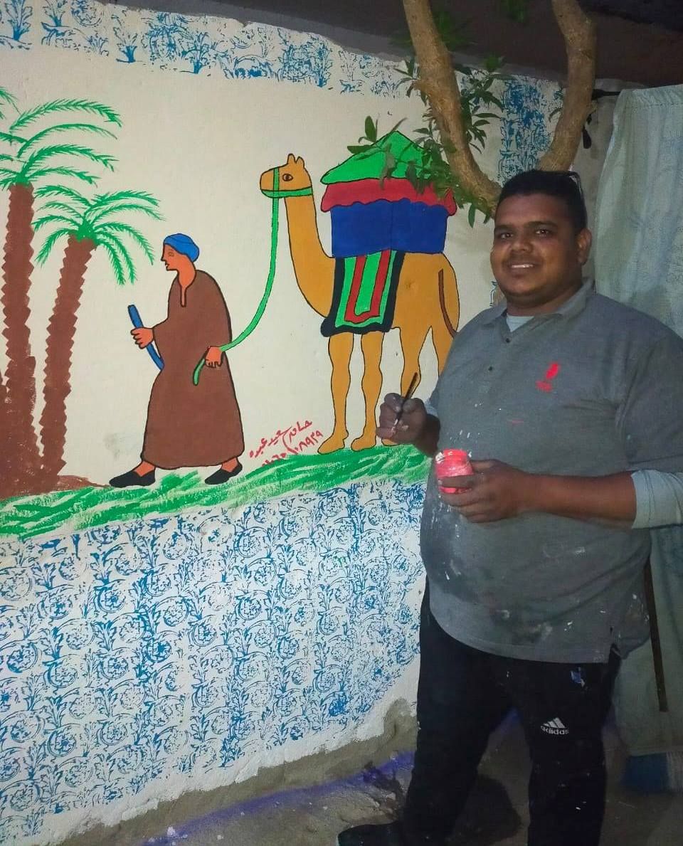 شاب أقصرى خلال رسومات منازل الحجاج بالقرنة شاب أقصرى خلال رسومات منازل الحجاج بالقرنة