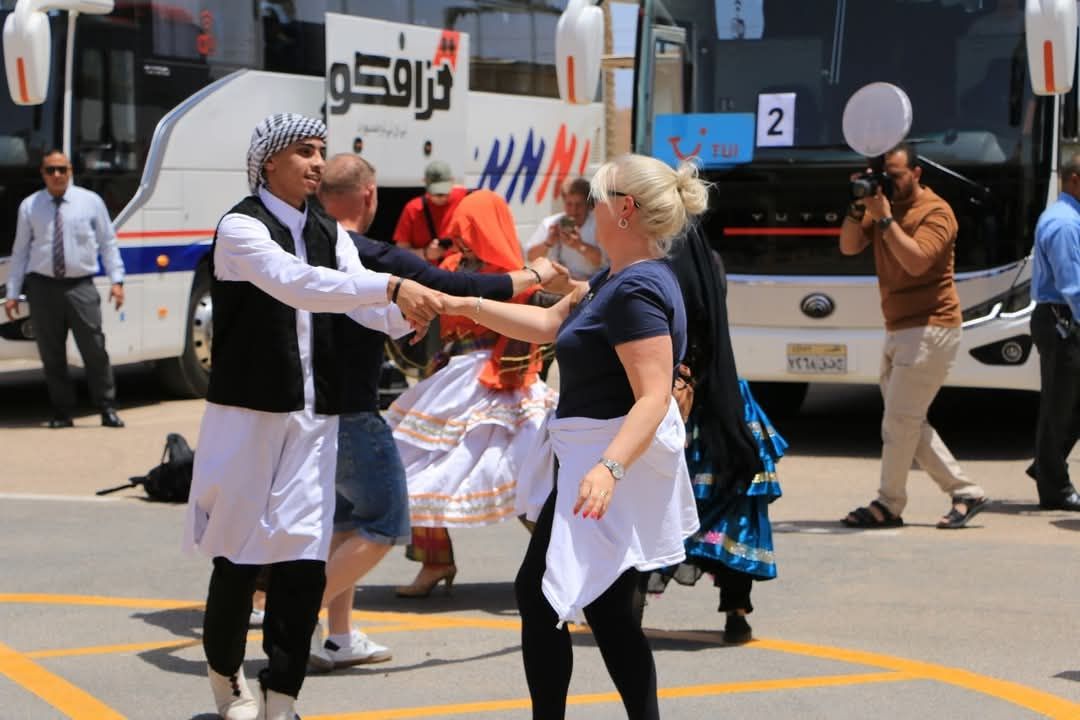 عروض فنية وتراثية للسياح - مطار مطروح عروض فنية وتراثية للسياح - مطار مطروح