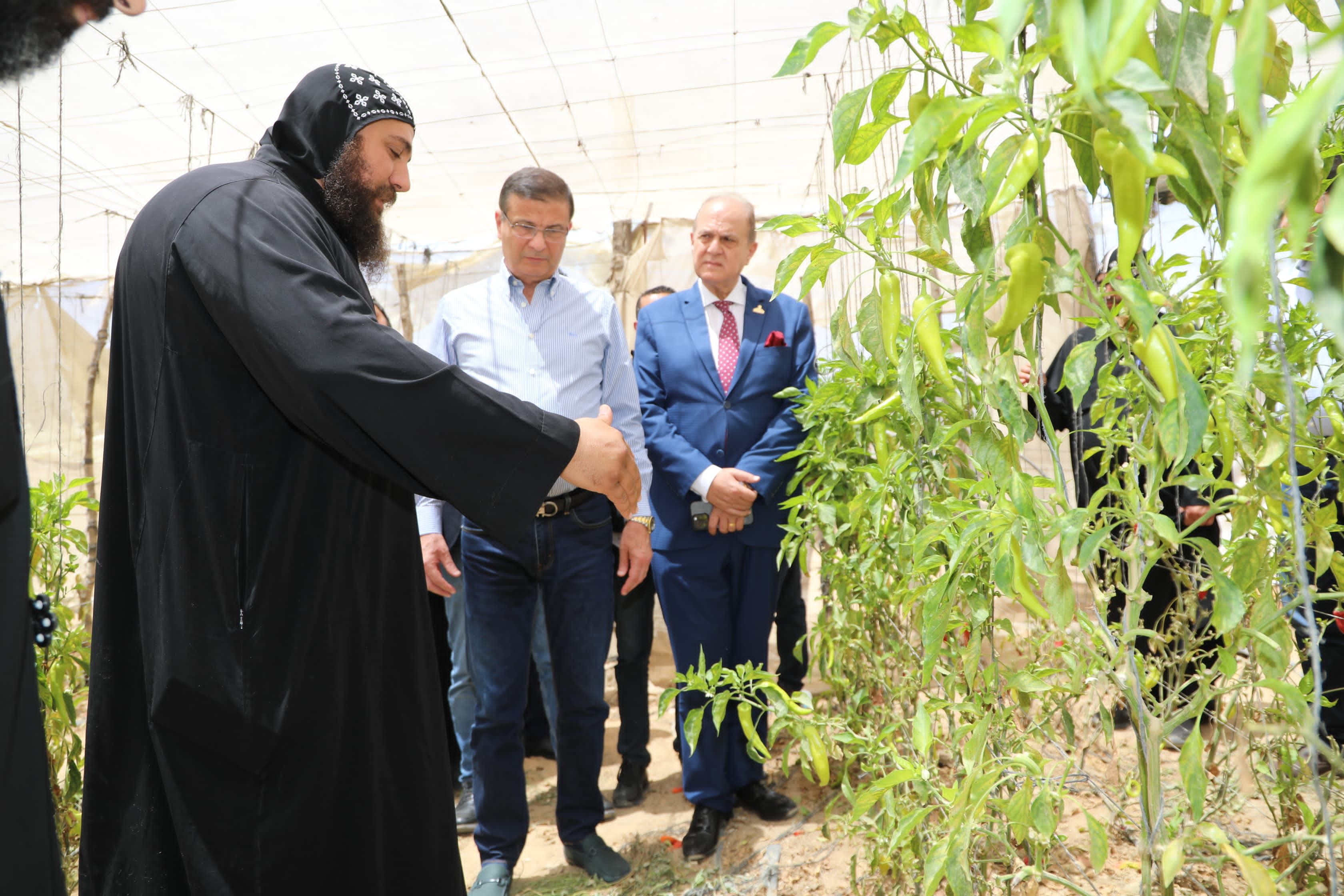 وزير الزراعة يتفقد المزارع والمشروعات الإنتاجية بدير مارمينا بالإسكندرية (1) وزير الزراعة يتفقد المزارع والمشروعات الإنتاجية بدير مارمينا بالإسكندرية (1)
