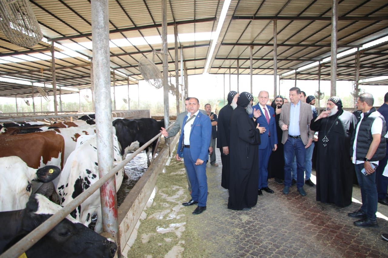وزير الزراعة يتفقد المزارع والمشروعات الإنتاجية بدير مارمينا بالإسكندرية (4) وزير الزراعة يتفقد المزارع والمشروعات الإنتاجية بدير مارمينا بالإسكندرية (4)