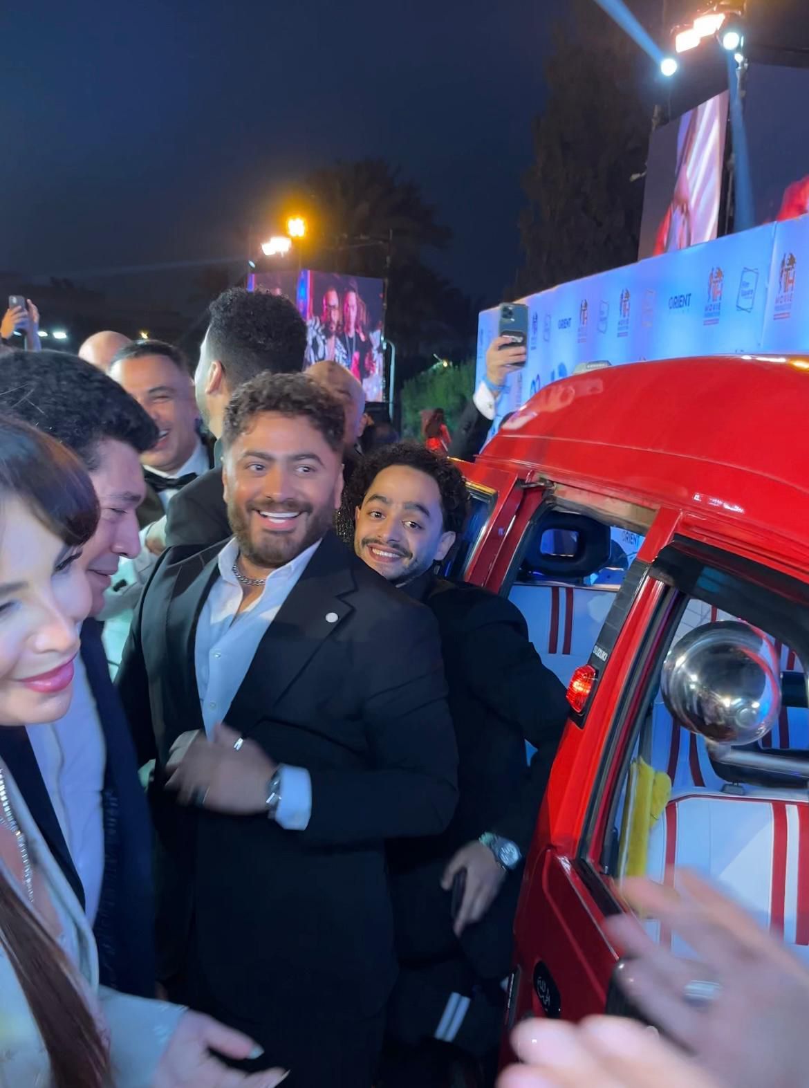 تامر حسنى وأبطال فيلم ريستارت يصلون العرض الخاص بـ تمناية (3) تامر حسنى وأبطال فيلم ريستارت يصلون العرض الخاص بـ تمناية (3)