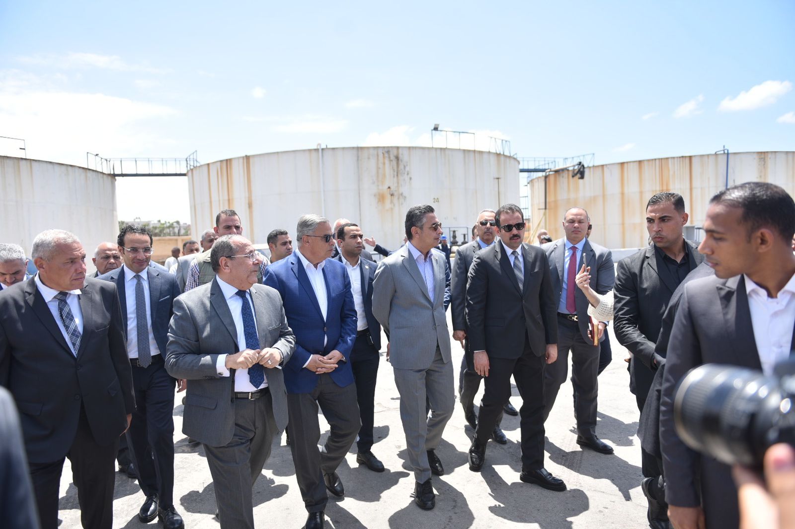 جانب من تفقد وزير التموين والمدير التنفيذي لجهاز مستقبل مصر ومحافظ الإسكندرية أعمال التطوير بمحطة الزيو جانب من تفقد وزير التموين والمدير التنفيذي لجهاز مستقبل مصر ومحافظ الإسكندرية أعمال التطوير بمحطة الزيو