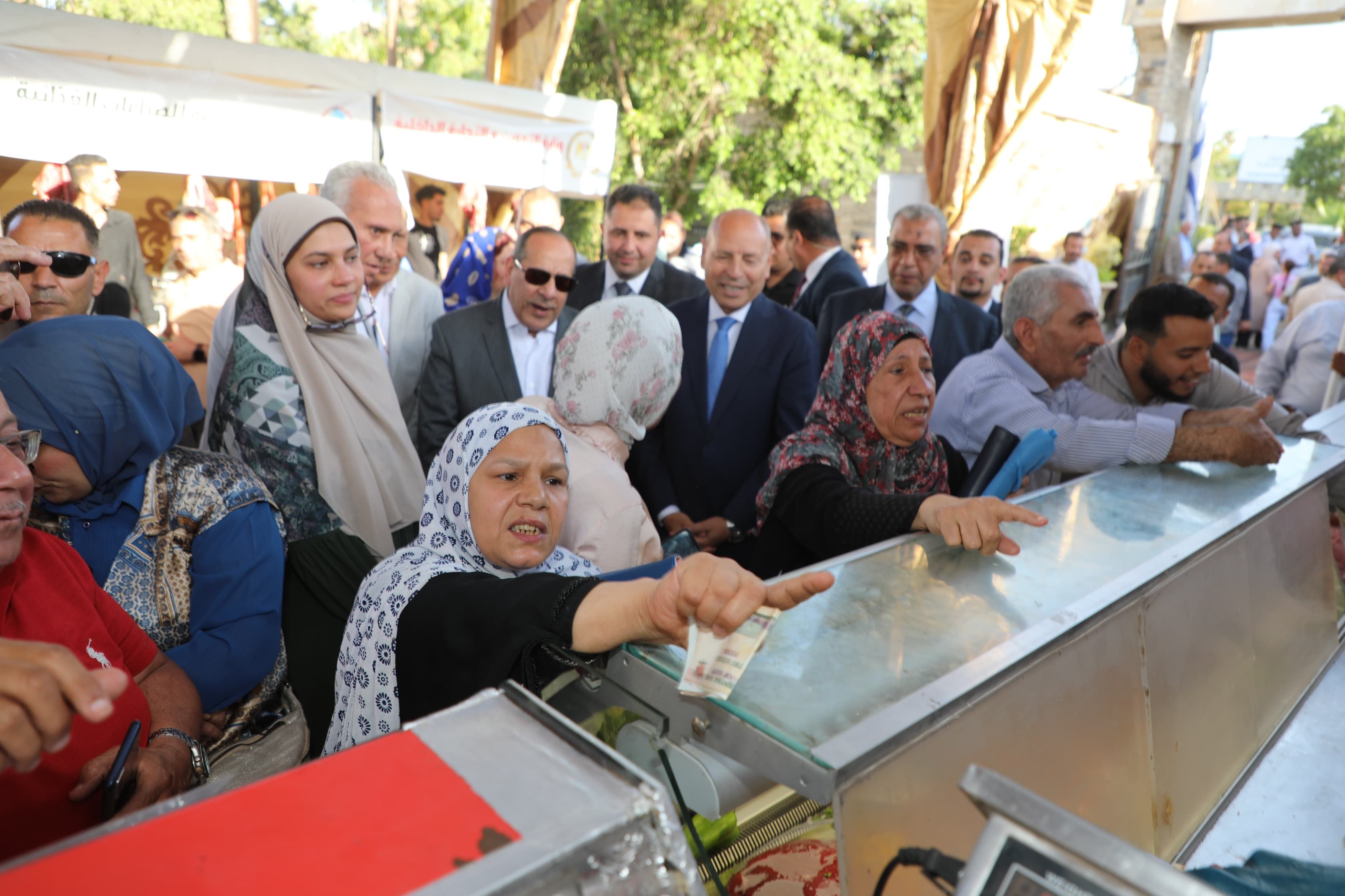 توافد الأهالى على منتجات المعرض توافد الأهالى على منتجات المعرض
