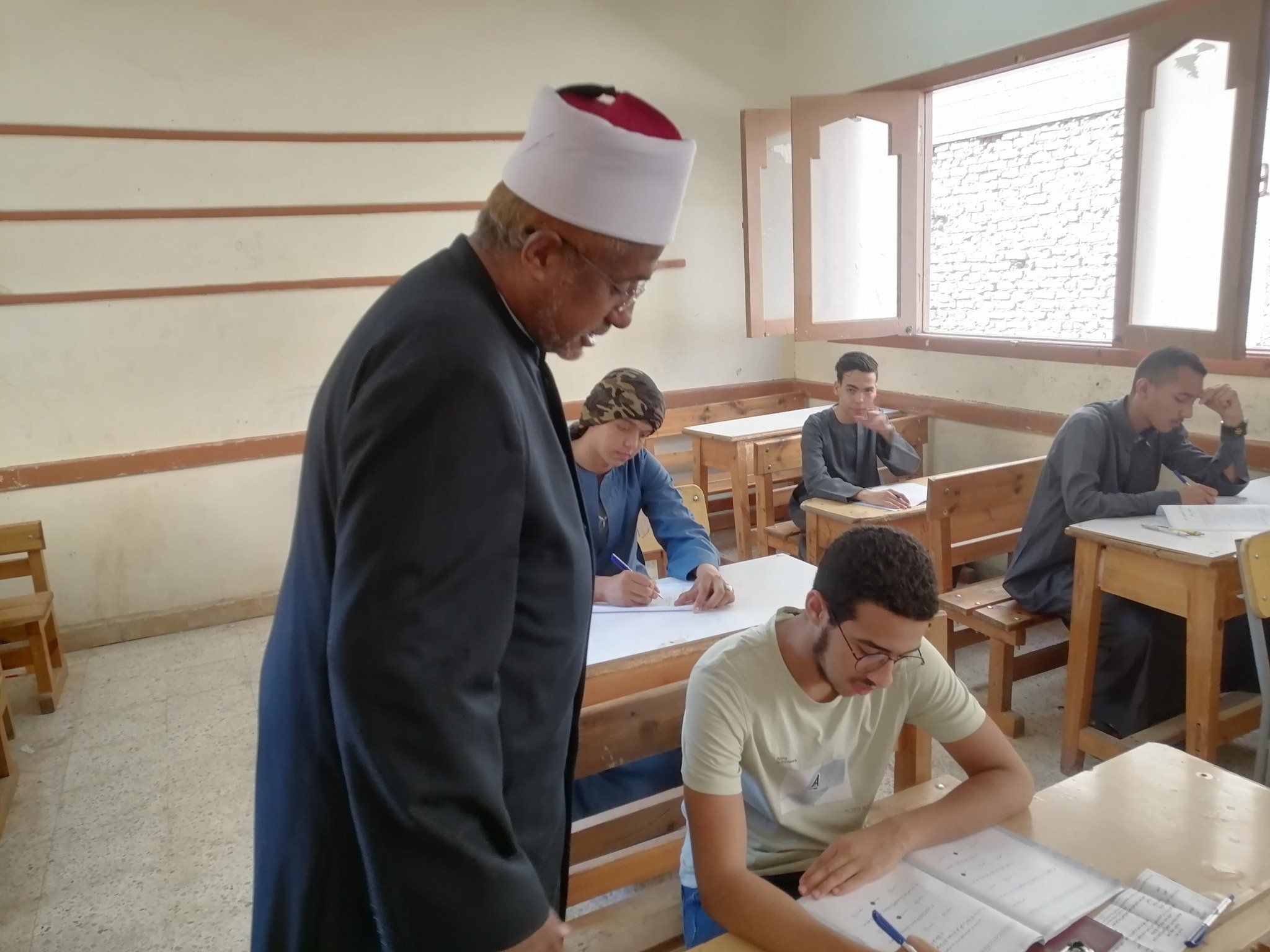 جولات رئيس المنطقة الأزهرية على لجان امتحانات الثانوية جولات رئيس المنطقة الأزهرية على لجان امتحانات الثانوية