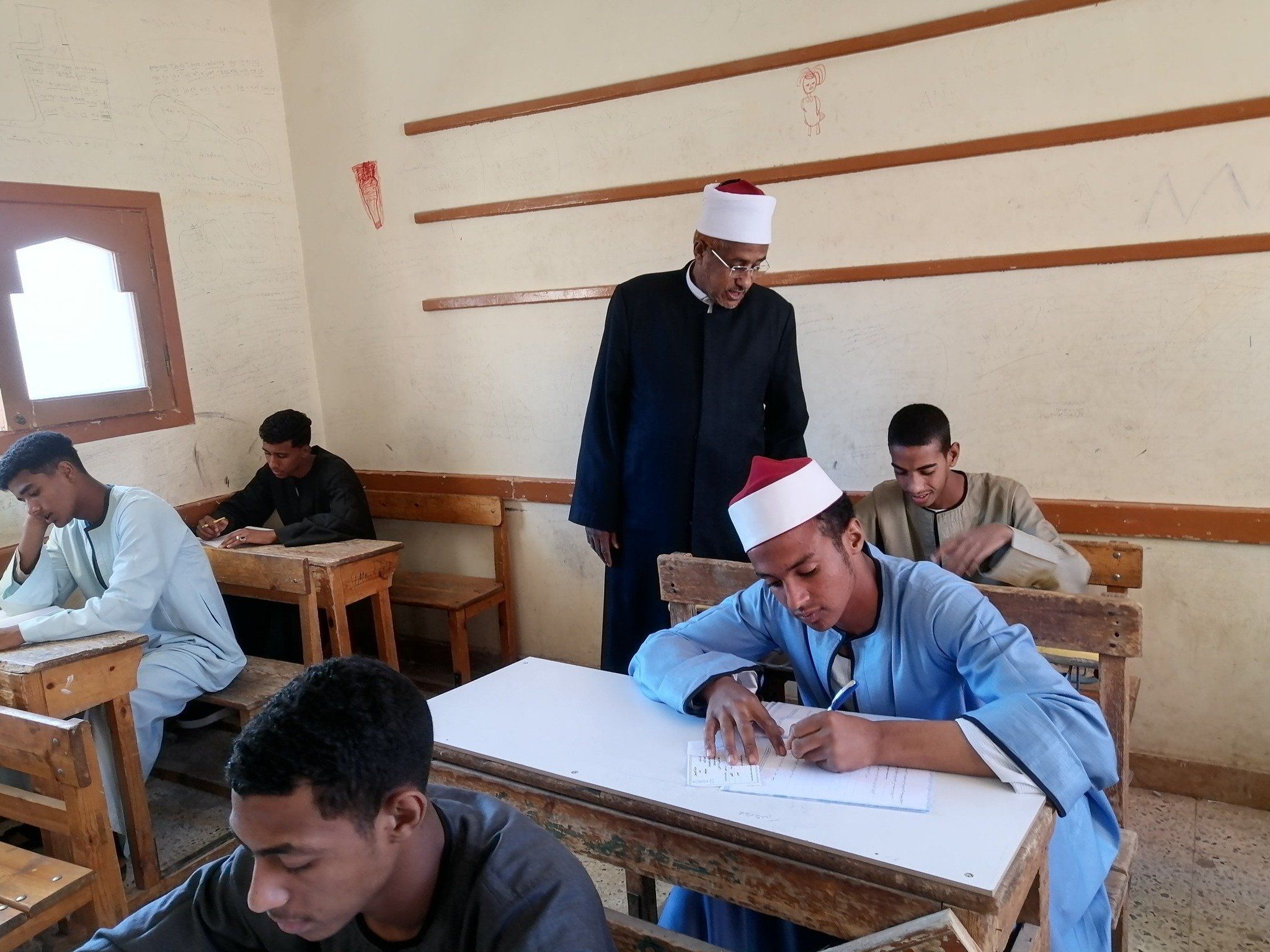 رئيس منطقة الأقصر الأزهرية يتابع بدء ماراثون امتحانات الشهادة الثانوية رئيس منطقة الأقصر الأزهرية يتابع بدء ماراثون امتحانات الشهادة الثانوية