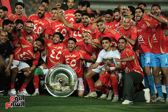 احتفالات وفرحة لاعبى الأهلى بدرع الدورى الــ 45 احتفالات وفرحة لاعبى الأهلى بدرع الدورى الــ 45