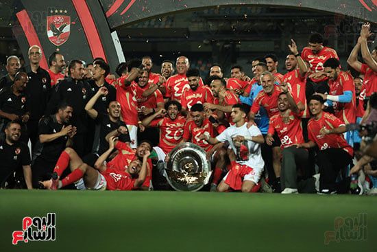 احتفالات وفرحة لاعبى الأهلى بدرع الدورى احتفالات وفرحة لاعبى الأهلى بدرع الدورى