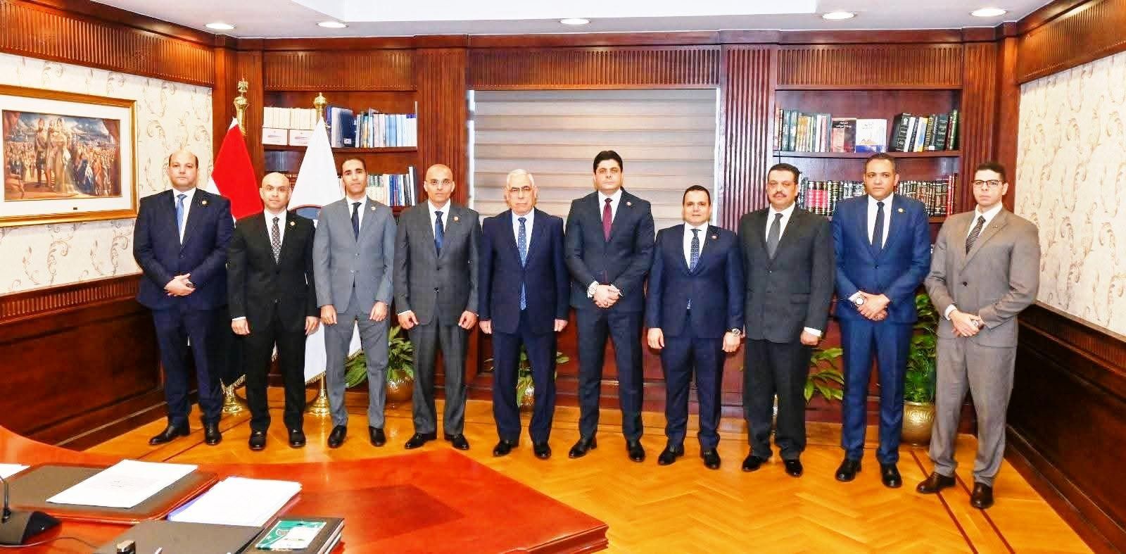 النائب العام يستقبل عددًا من رؤساء الاستئناف للنيابات المتخصصة لعرض الكشوف الانجاز (2) النائب العام يستقبل عددًا من رؤساء الاستئناف للنيابات المتخصصة لعرض الكشوف الانجاز (2)