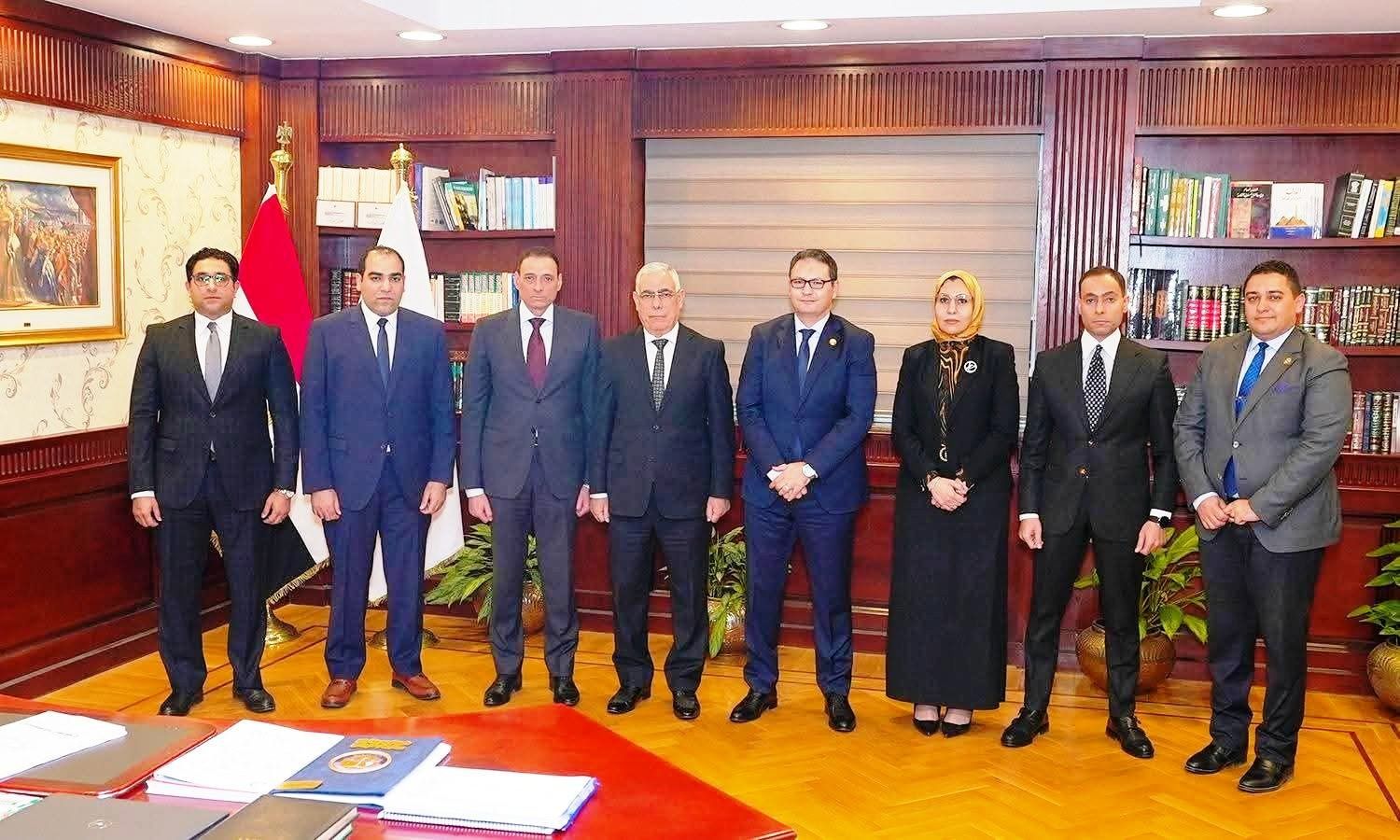 النائب العام يستقبل عددًا من رؤساء الاستئناف للنيابات المتخصصة لعرض الكشوف الانجاز (1) النائب العام يستقبل عددًا من رؤساء الاستئناف للنيابات المتخصصة لعرض الكشوف الانجاز (1)