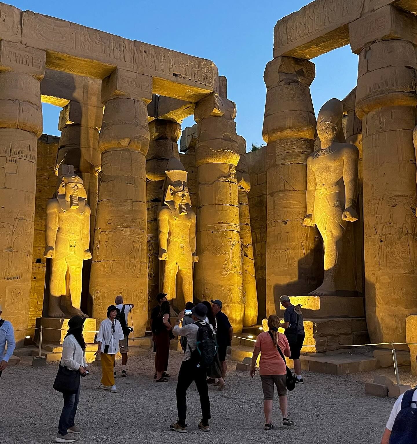 توافد سياحى مميز فى الضوء الليلي لمعبد الأقصر توافد سياحى مميز فى الضوء الليلي لمعبد الأقصر