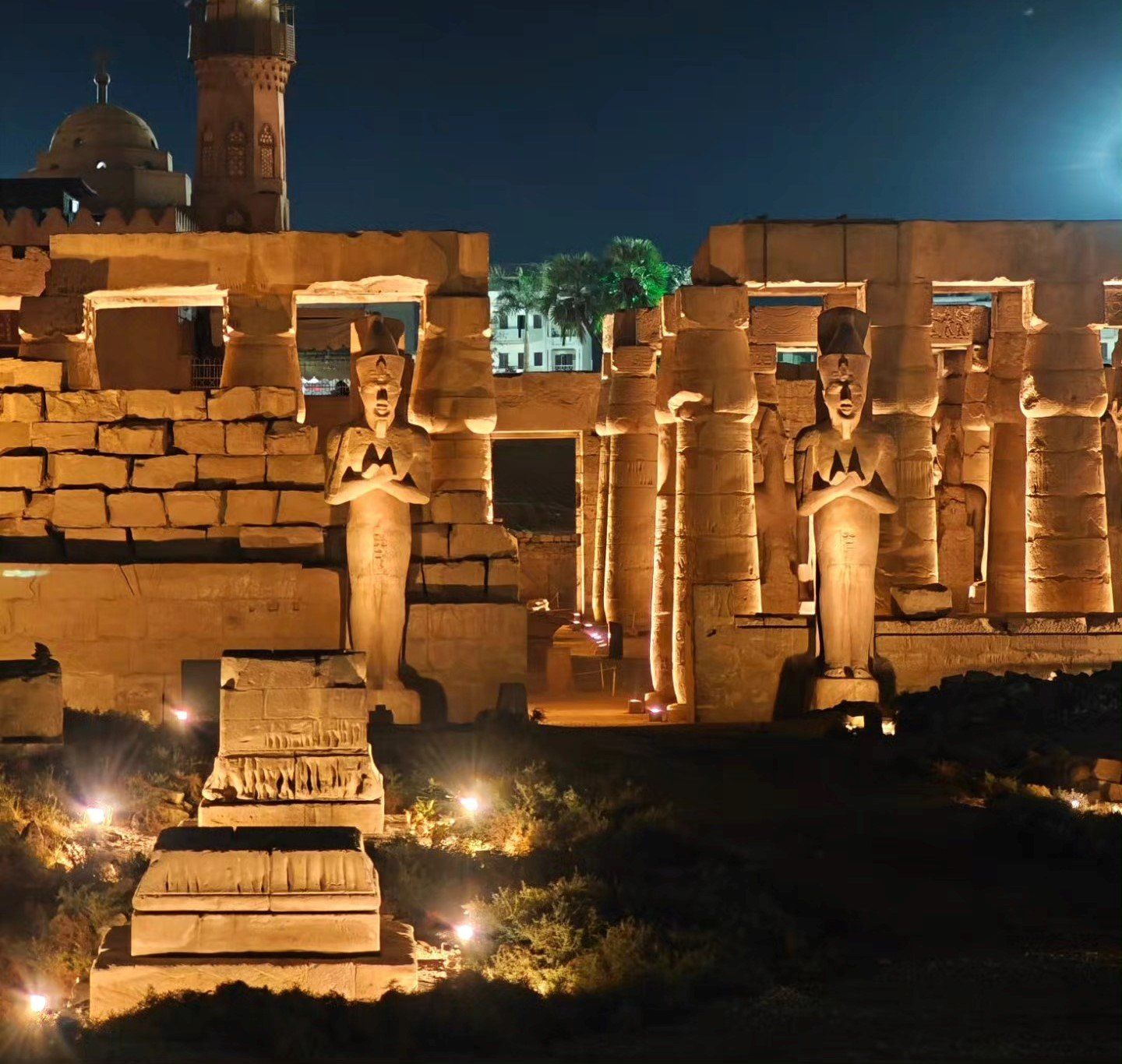 سحر التماثيل فى معبد الأقصر ليلاً سحر التماثيل فى معبد الأقصر ليلاً