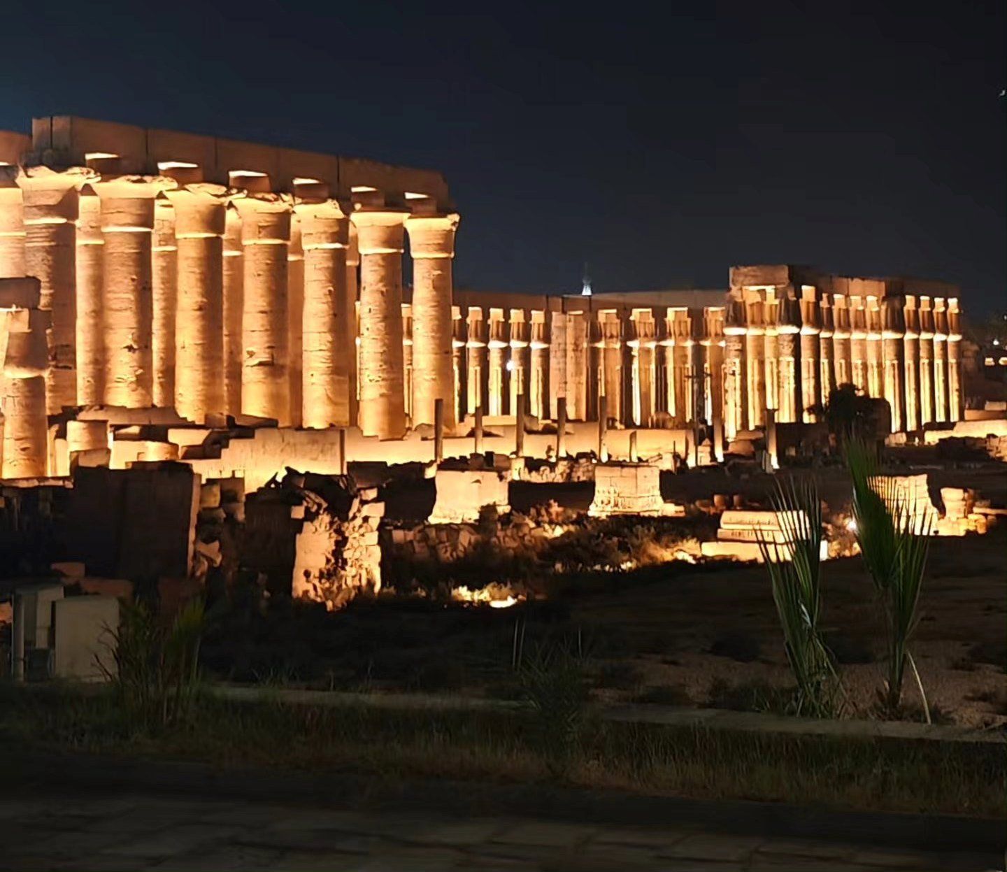 أعمدة معبد الأقصر تضيئ ليلاً لجذب سياح العالم أعمدة معبد الأقصر تضيئ ليلاً لجذب سياح العالم