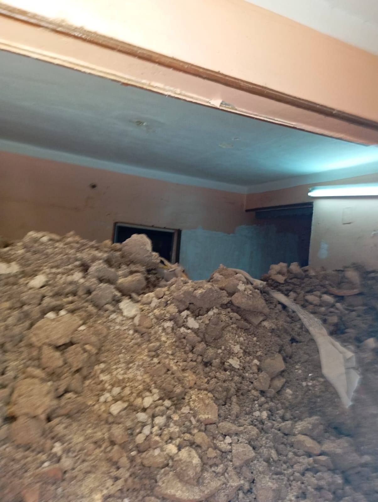 الغرف بها نتائج الرديم من الحفر داخل قصر الثقافة الغرف بها نتائج الرديم من الحفر داخل قصر الثقافة