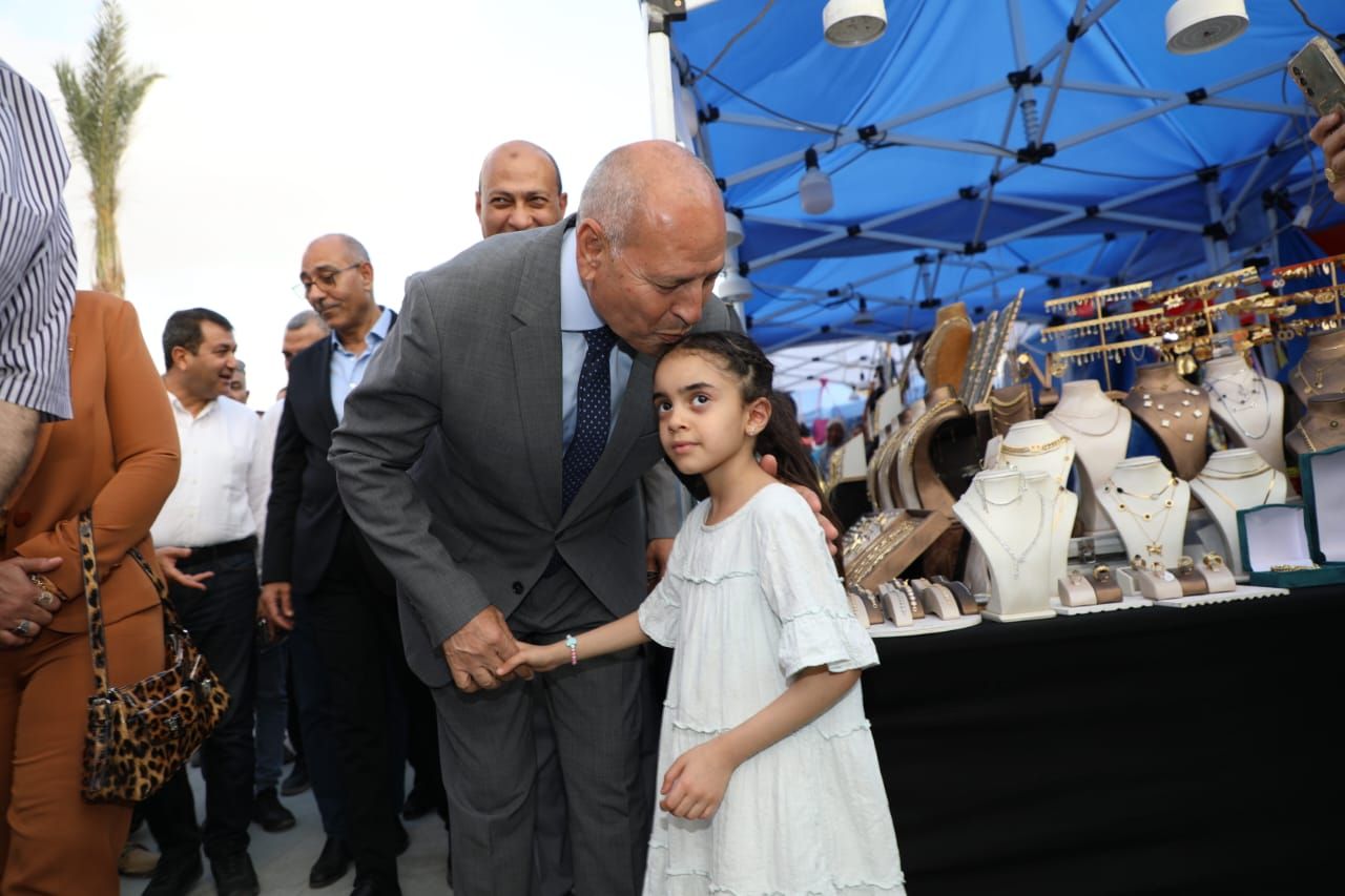 محافظ القاهرة بالمعرض