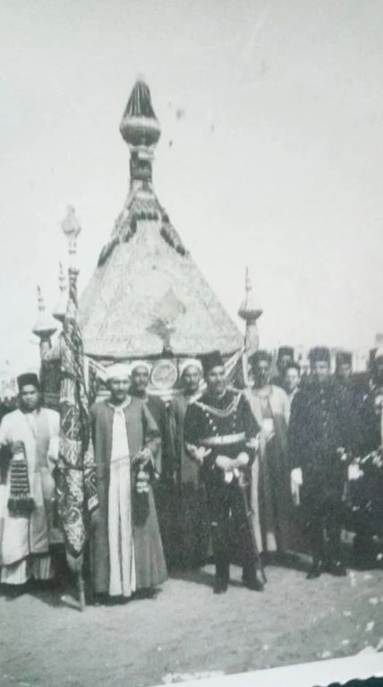 صورة قديمة للحظة انطلاق محمل كسوة الكعبة صورة قديمة للحظة انطلاق محمل كسوة الكعبة